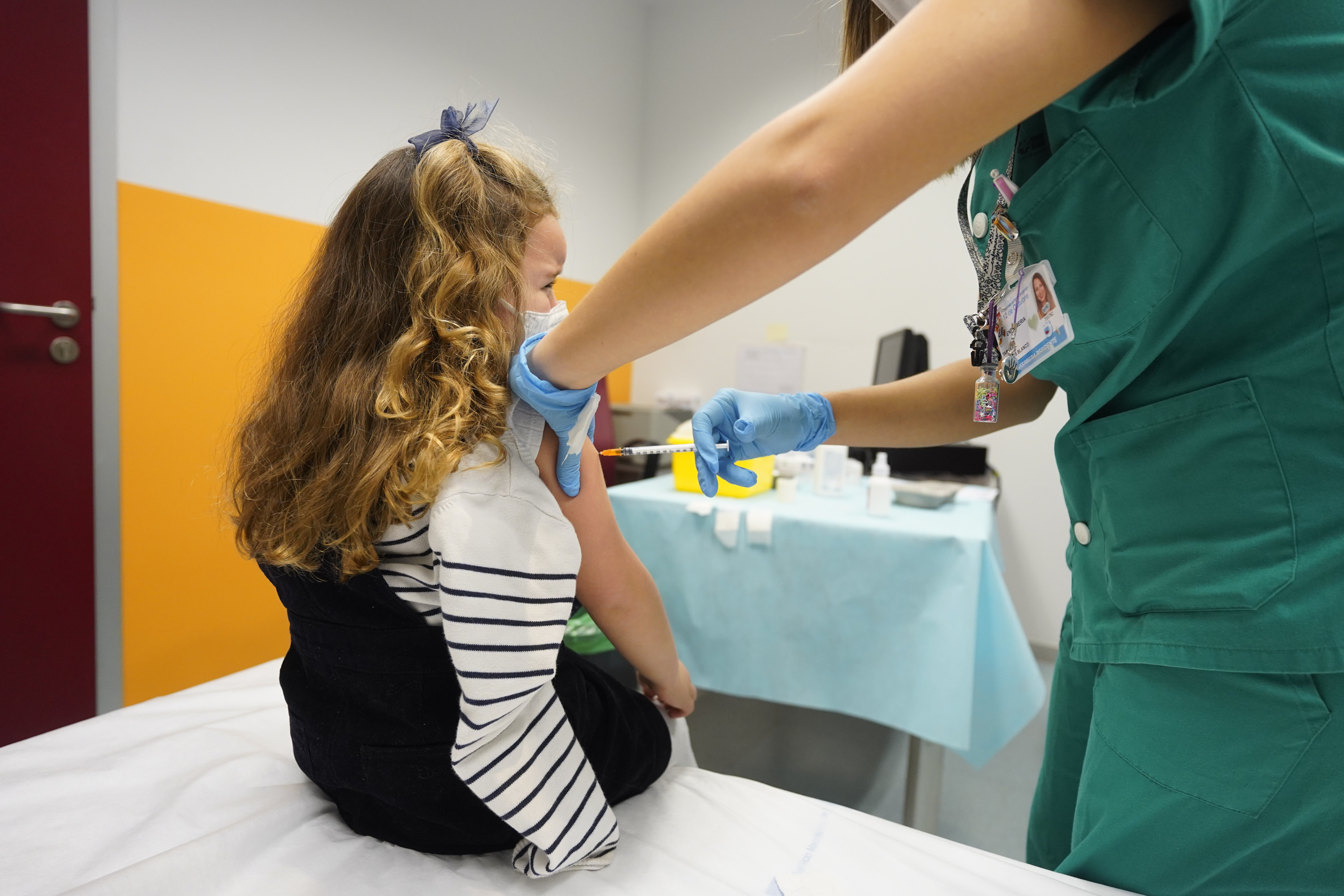 Una nia se vacuna en el Hospital 12 de Octubre de Madrid el pasado mes de diciembre.