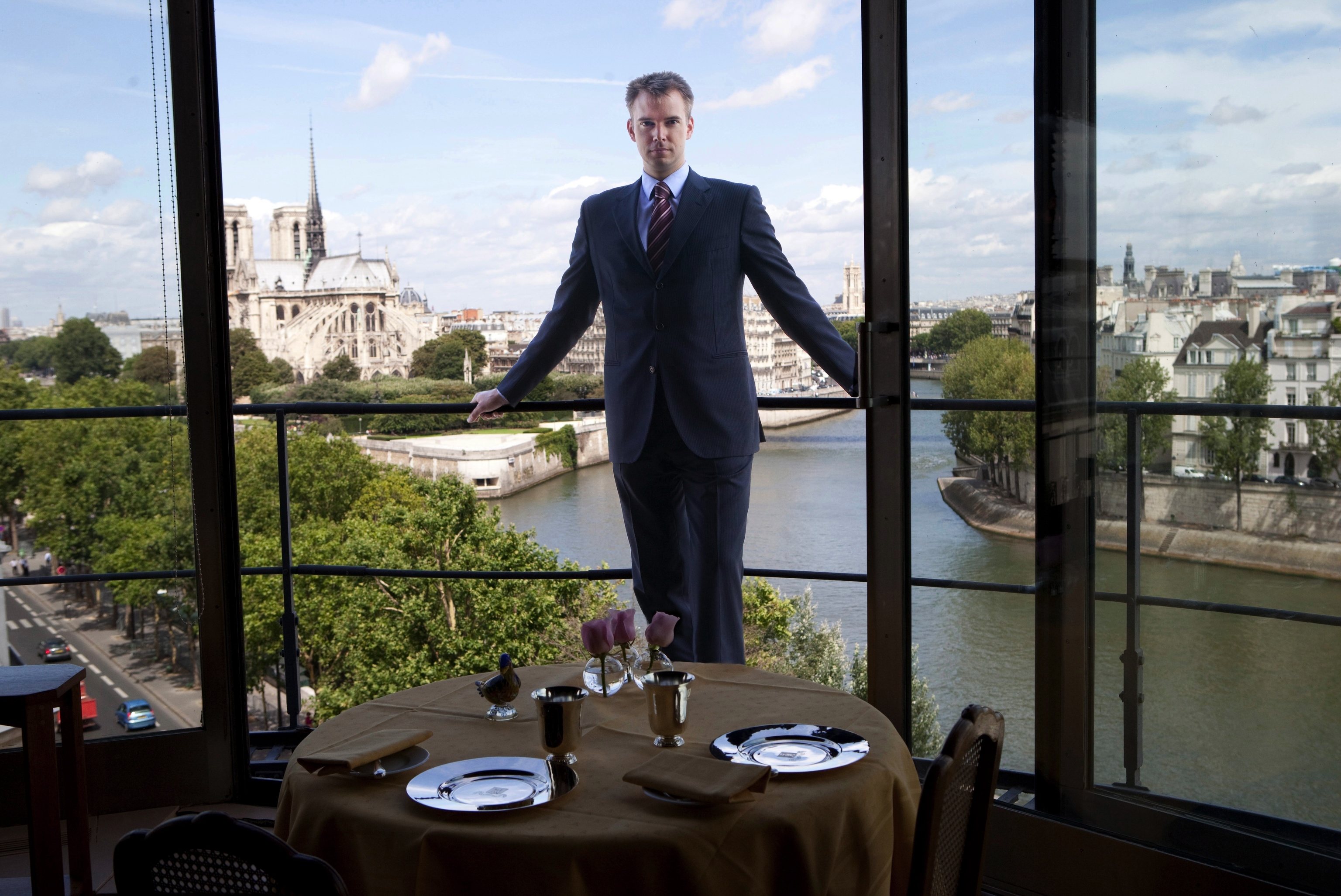 Andr Terrail  el director y propietario de La Tour d'Argent, en el restaurante, con las famosas vistas sobre Notre Dame y el Sena.