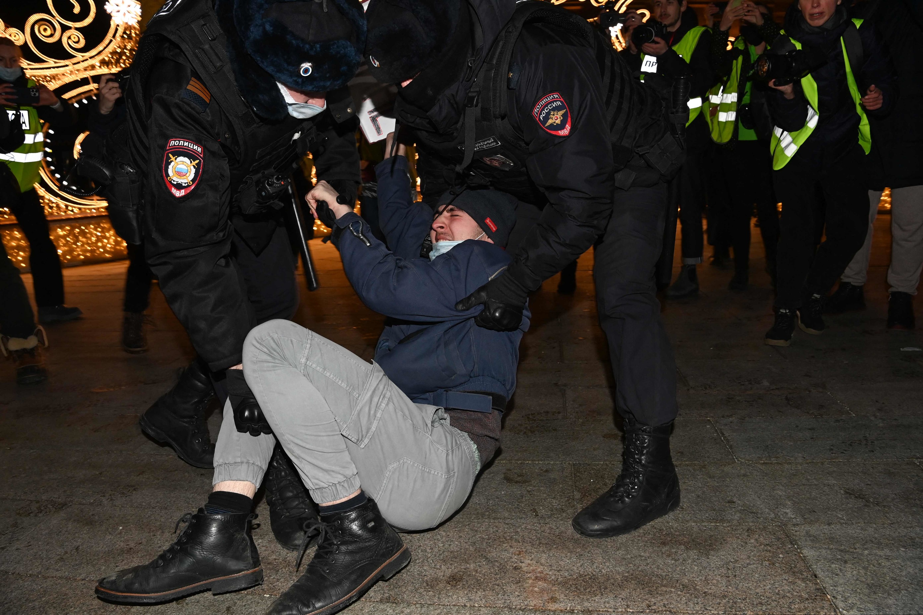 Un hombre detenido durante una protesta en Moscú contra la guerra