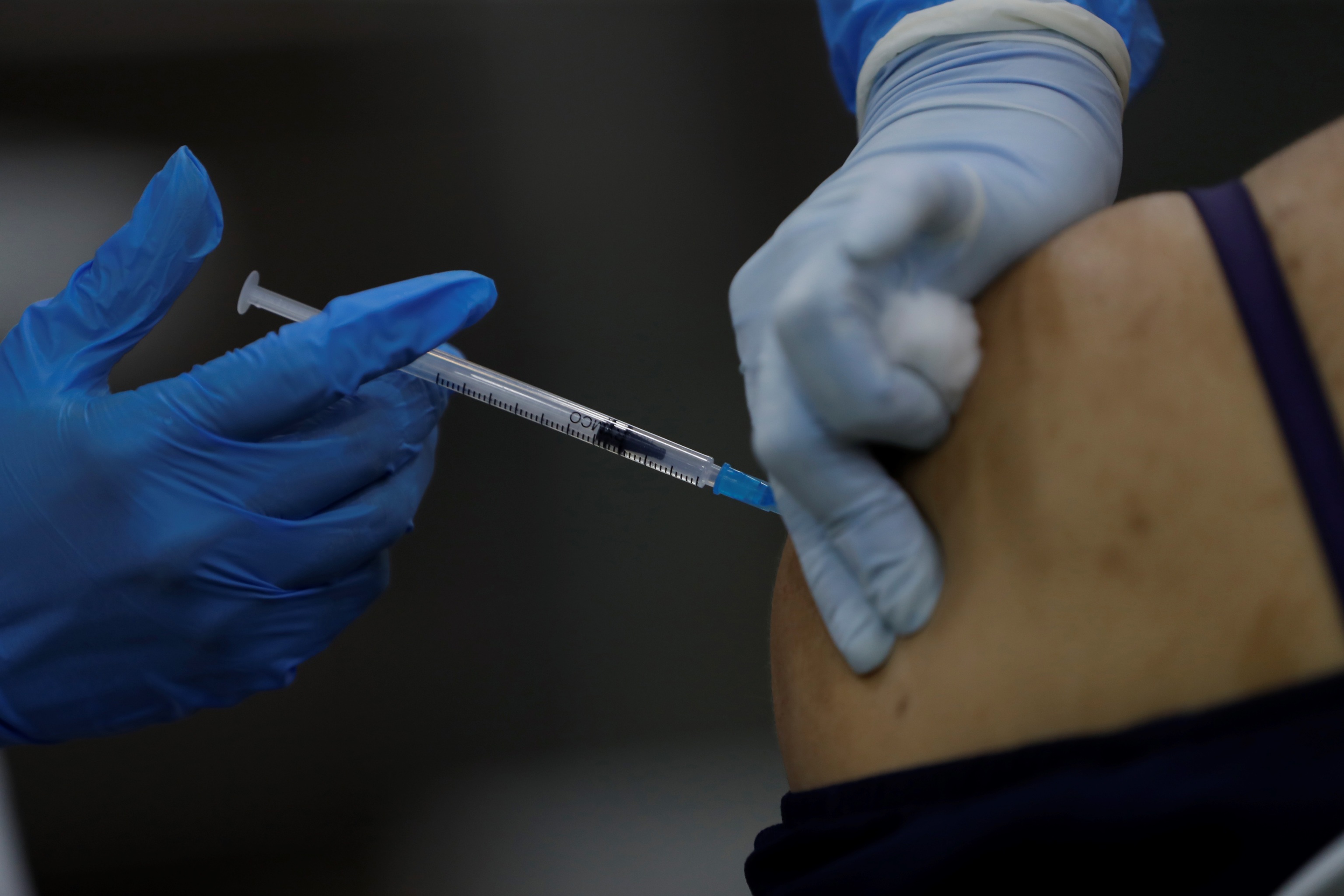 Una enfermera aplica una dosis de la vacuna contra el Covid-19.