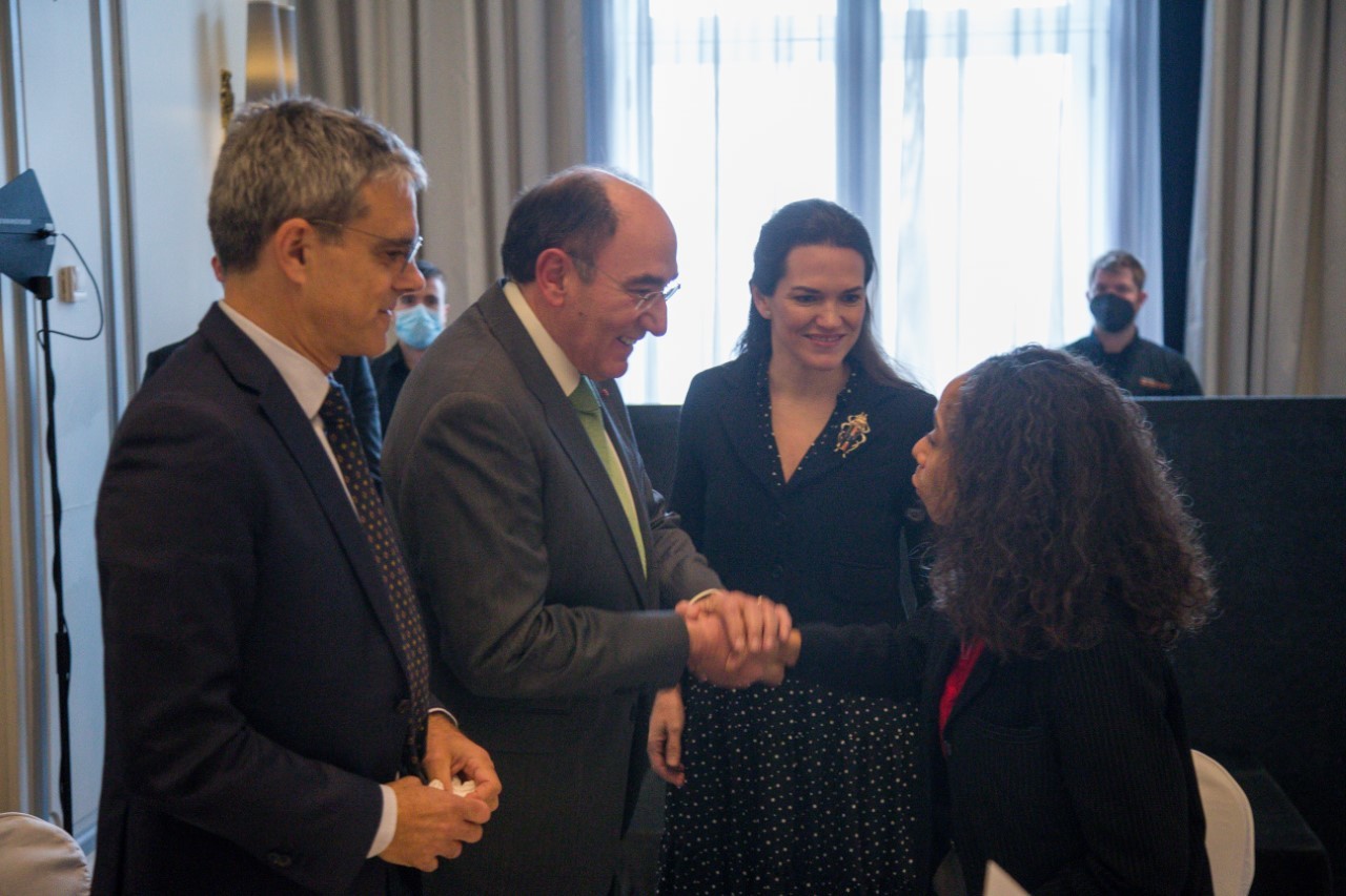 De izquierda a derecha, Jaime Malet, Ignacio Galn. Julissa Reynoso (saludando al presidente de Iberdrola) y Aida Casamitjana este jueves en Madrid