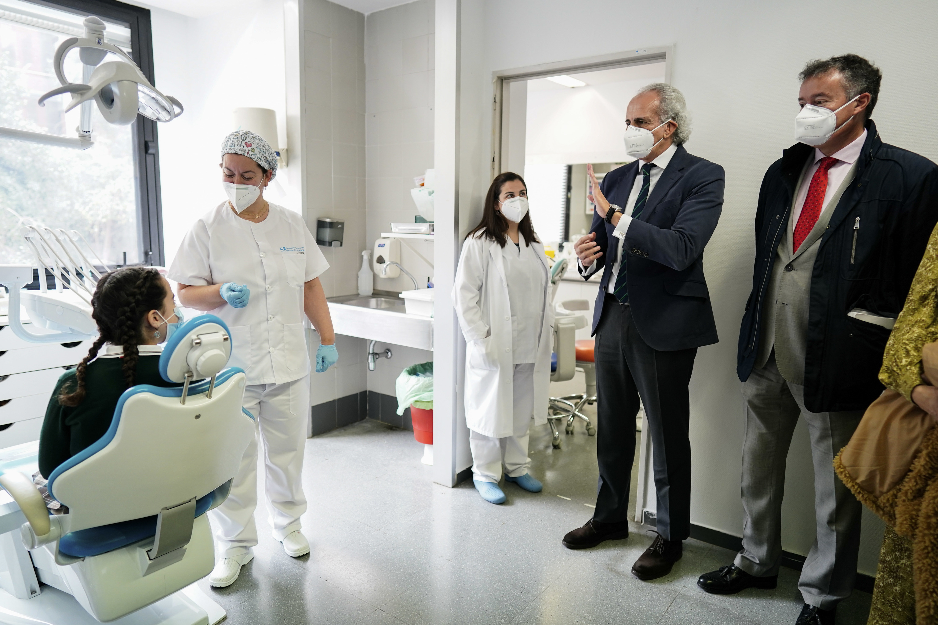 El consejero de Sanidad, Enrique Ruiz Escudero, ayer, en el centro de salud de Goya.