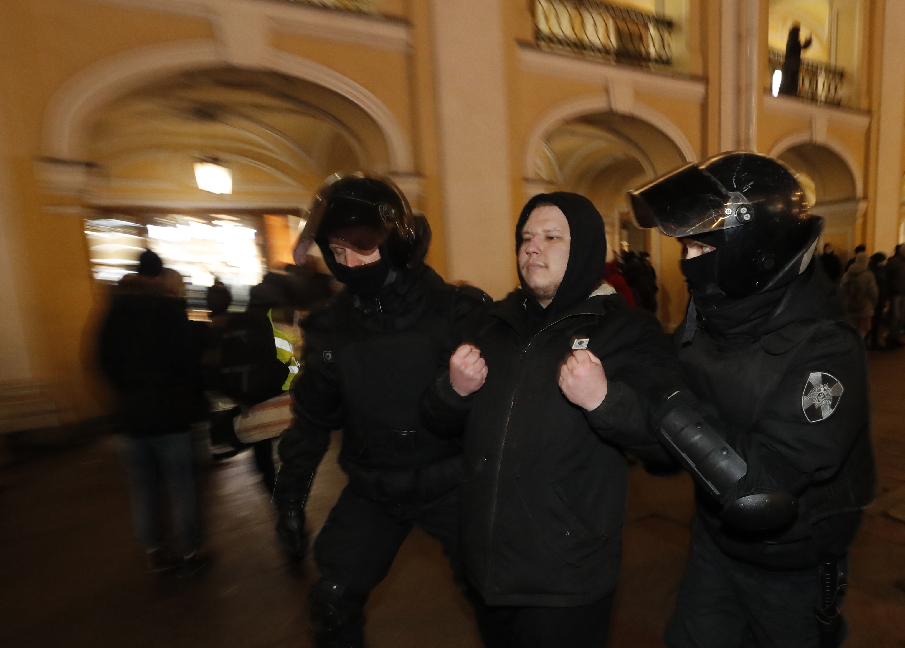 La polica rusa detiene a manifestantes, en San Petersburgo.