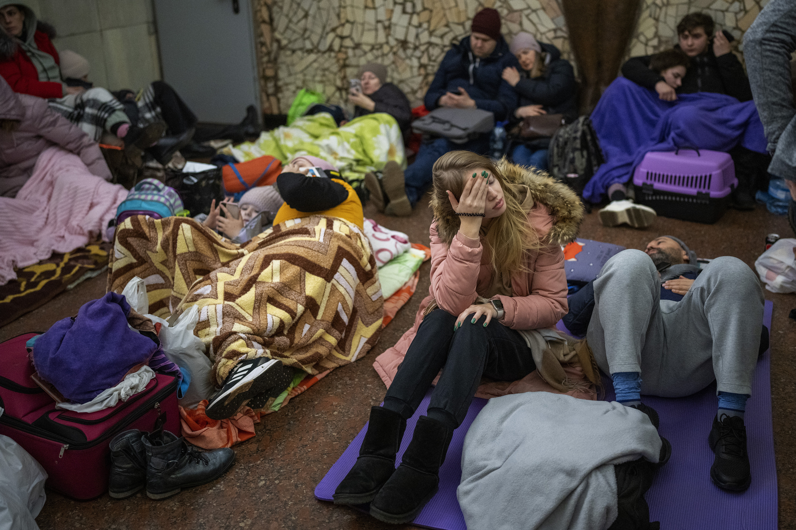 Gente refugiada en el Metro de Kiev.