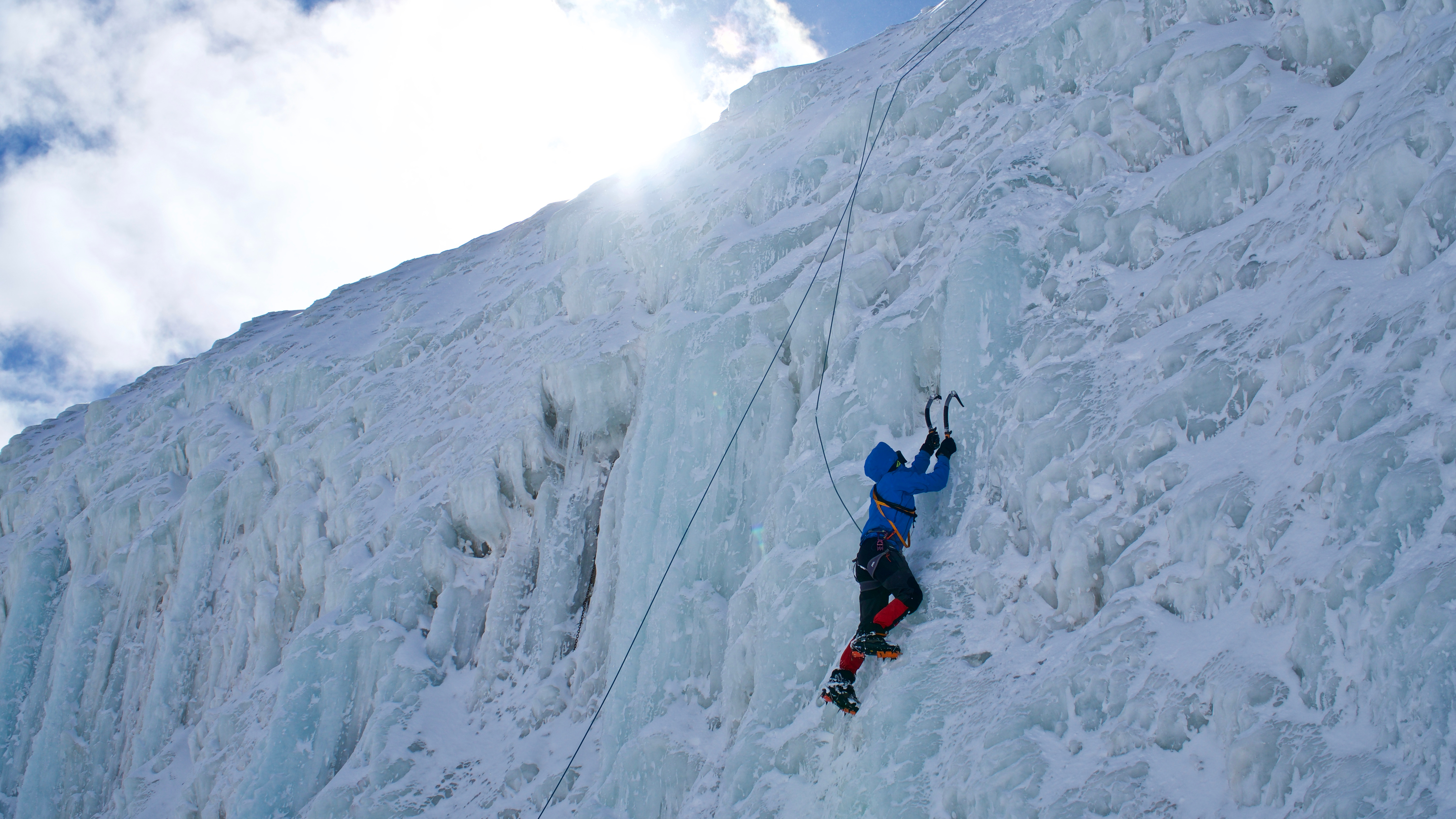 Sesin de escalada en una pared vertical helada.