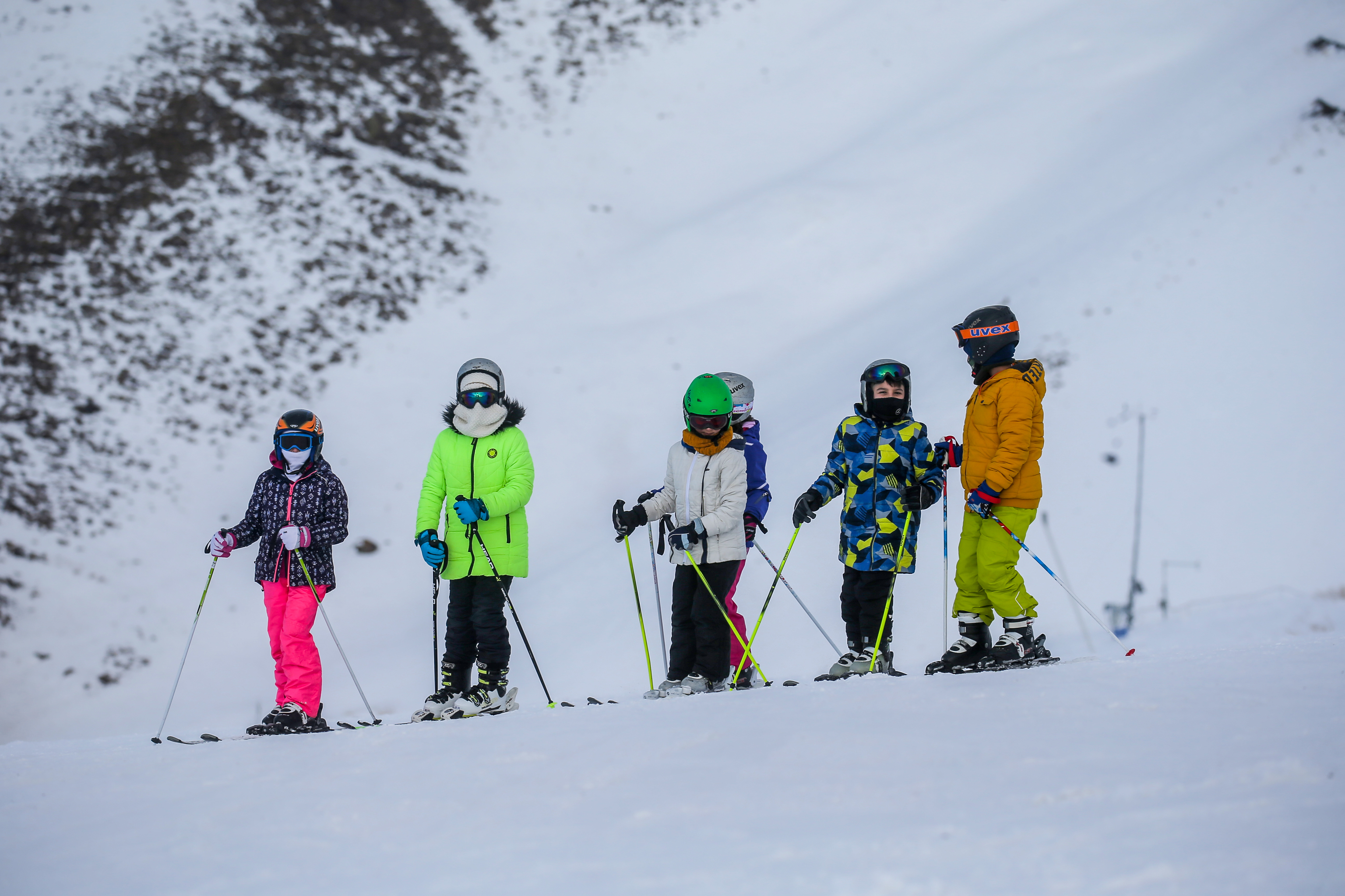 Un grupo de nios esquiando en Turqua.