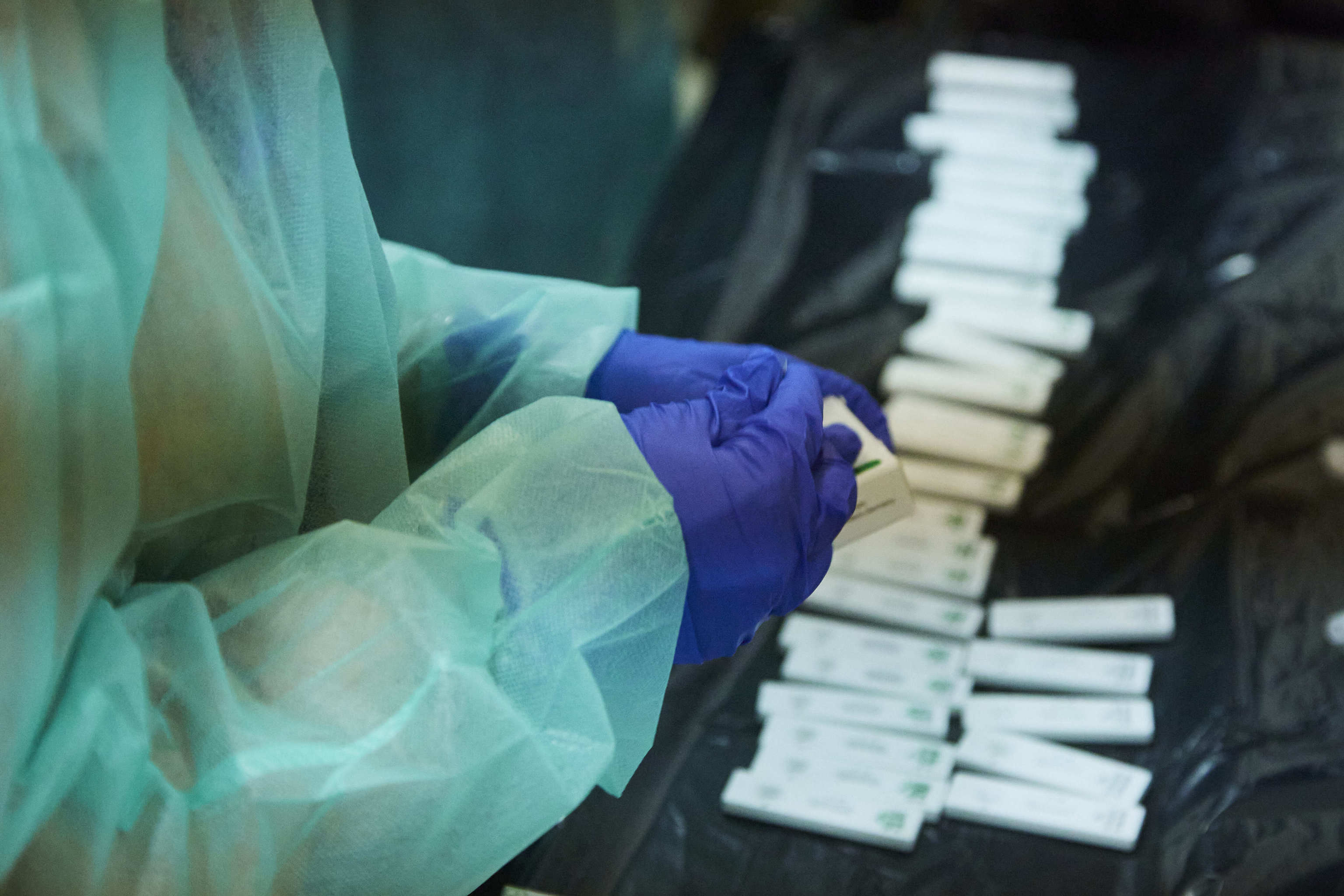Una enfermera se prepara para realizar tests de antgenos a los costaleros de una hermandad de Semana Santa de Sevilla antes de su ensayo a principios de mes.