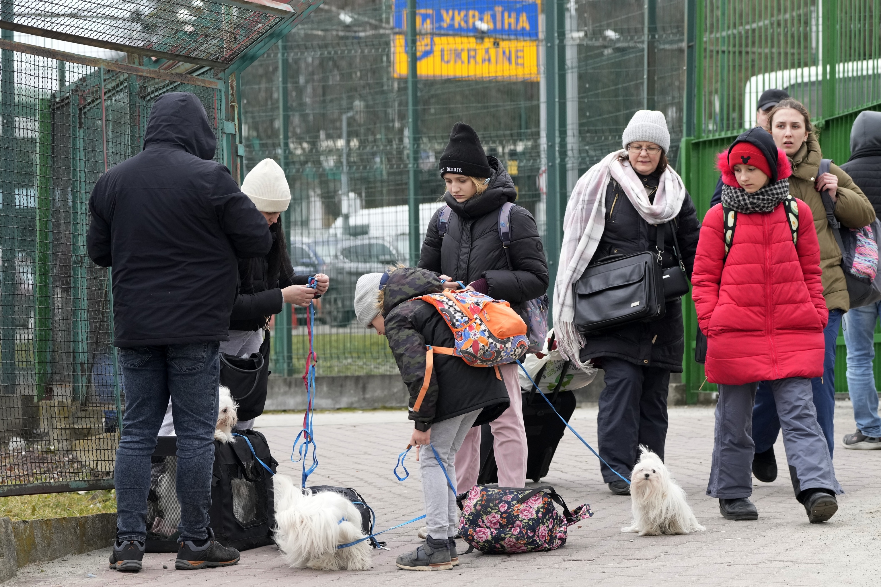 Ciudadanos ucranianos cruzan la frontera de Polonia.