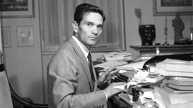 Pasolini en su escritorio en 1962.