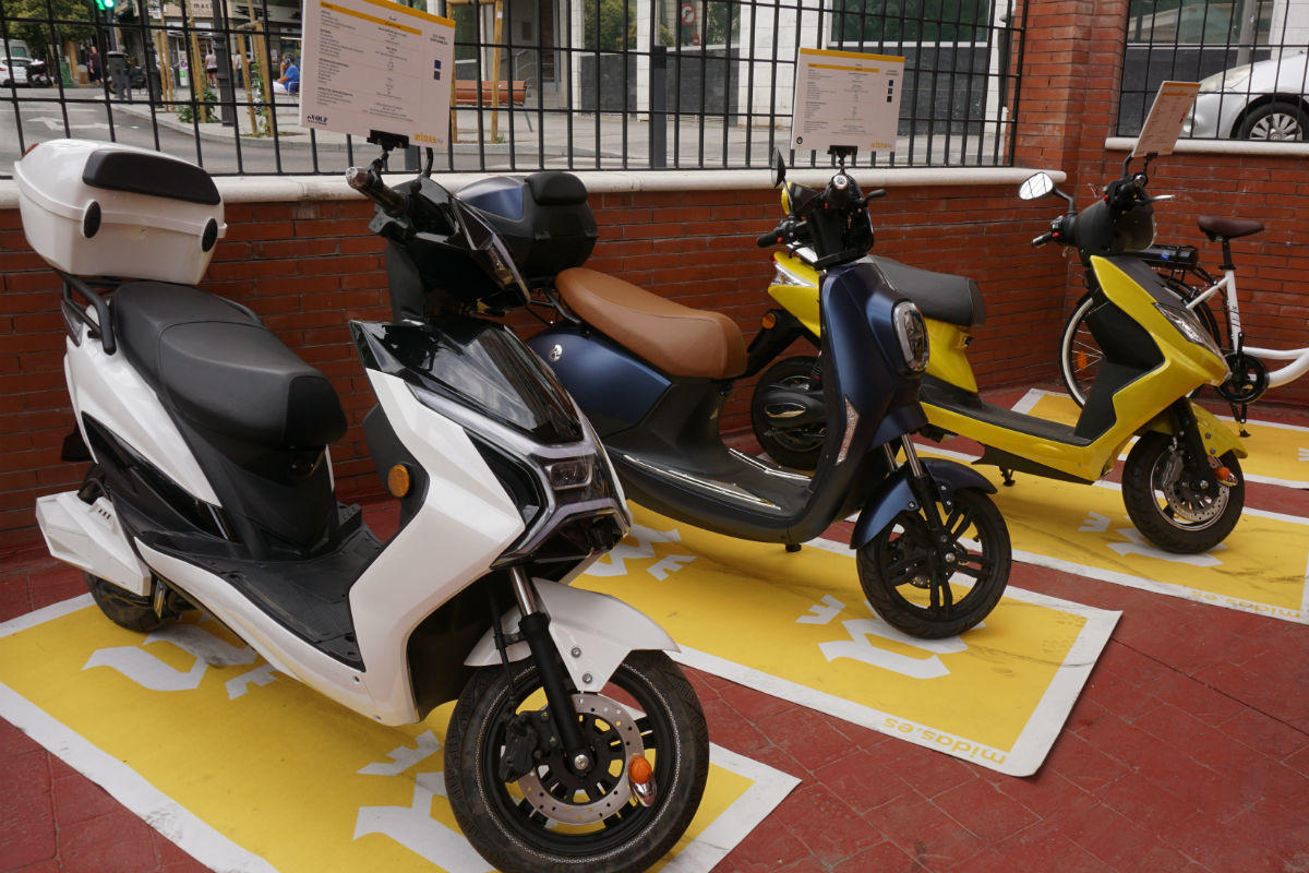 Motocicletas elctricas en un centro de nueva movilidad de Midas, en Madrid.