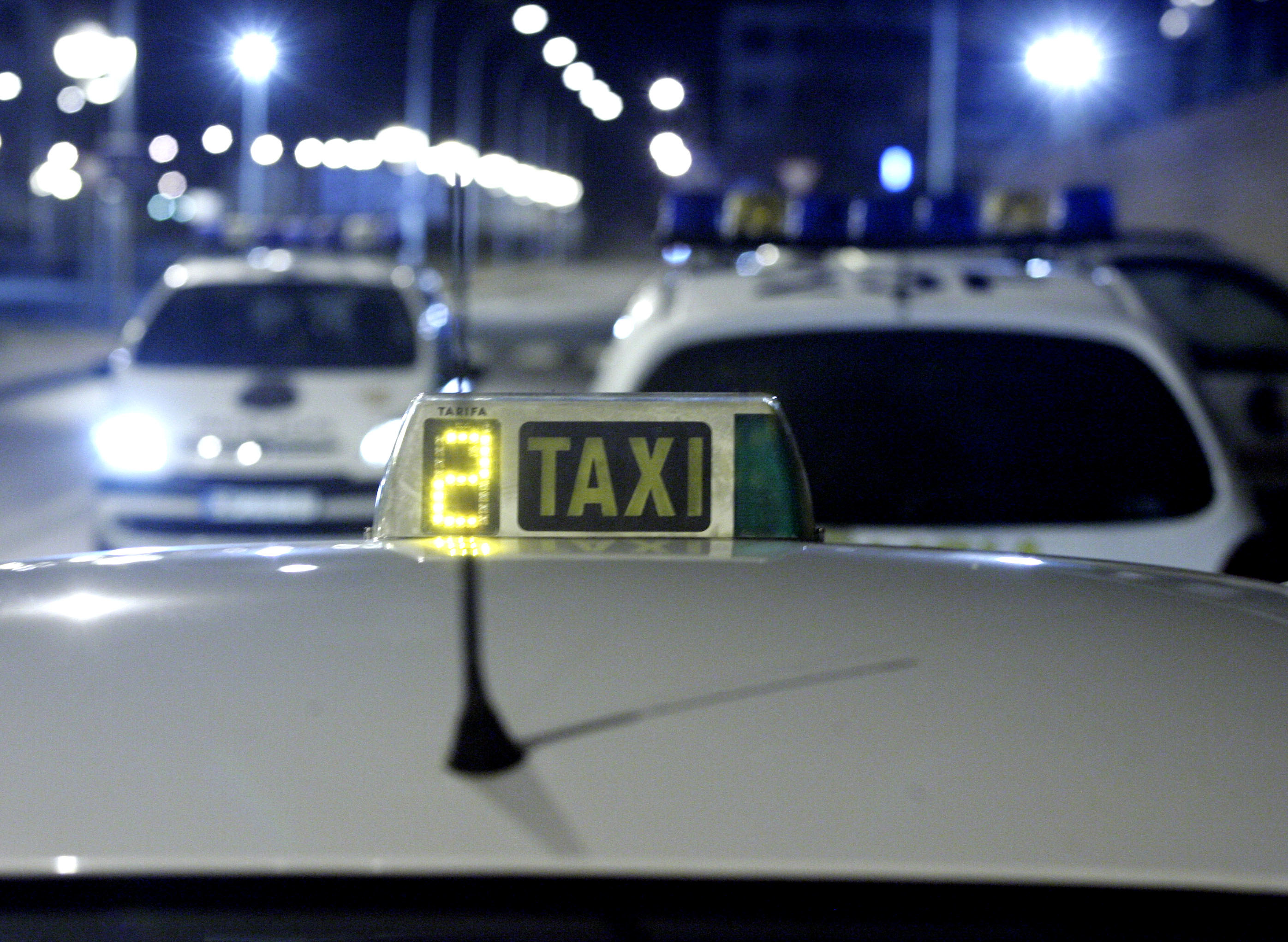 Taxis trabajando de noche, en una foto de archivo.