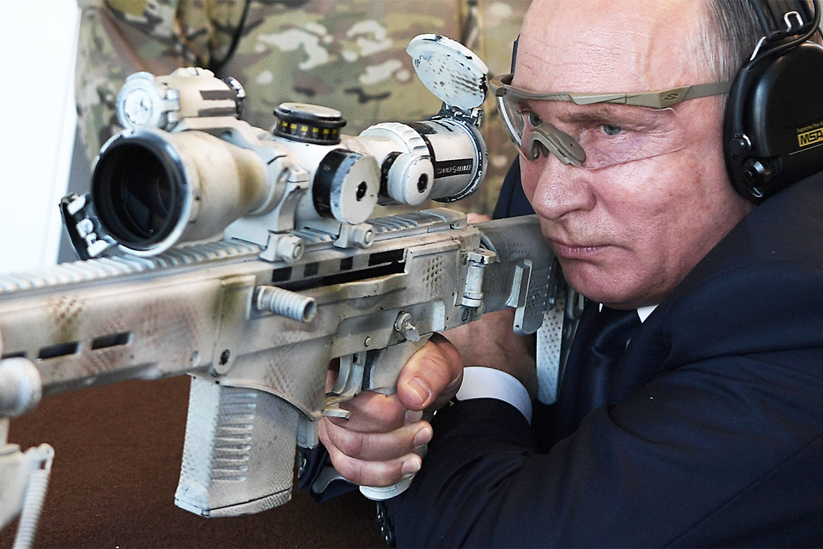 Vladimir Putin demostrando su puntería como francotirador con un rifle kalashnikov