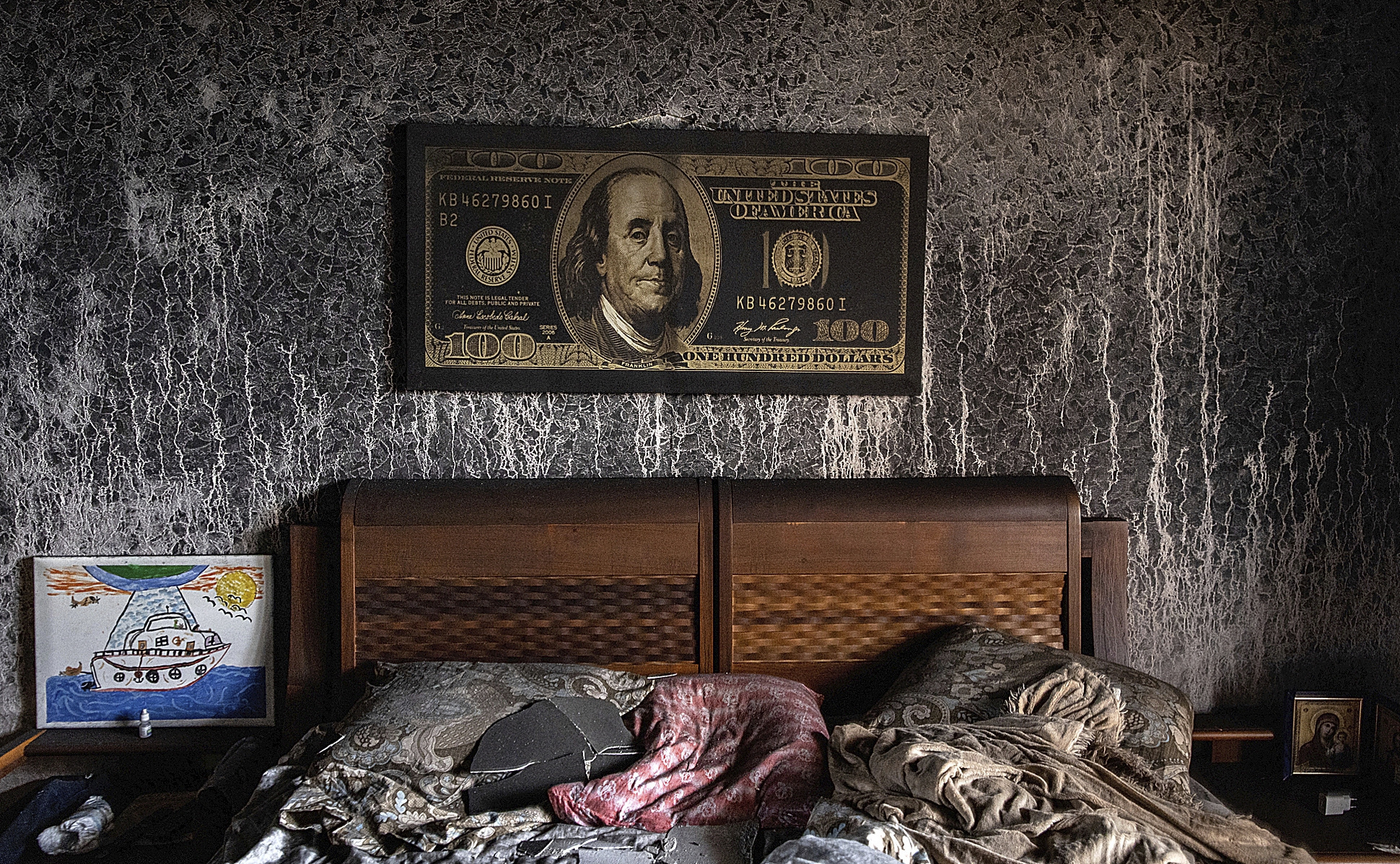 Dormitorio de Kiev en la jornada de bombardeos de ayer decorado con poster de un billete de 100 dlares