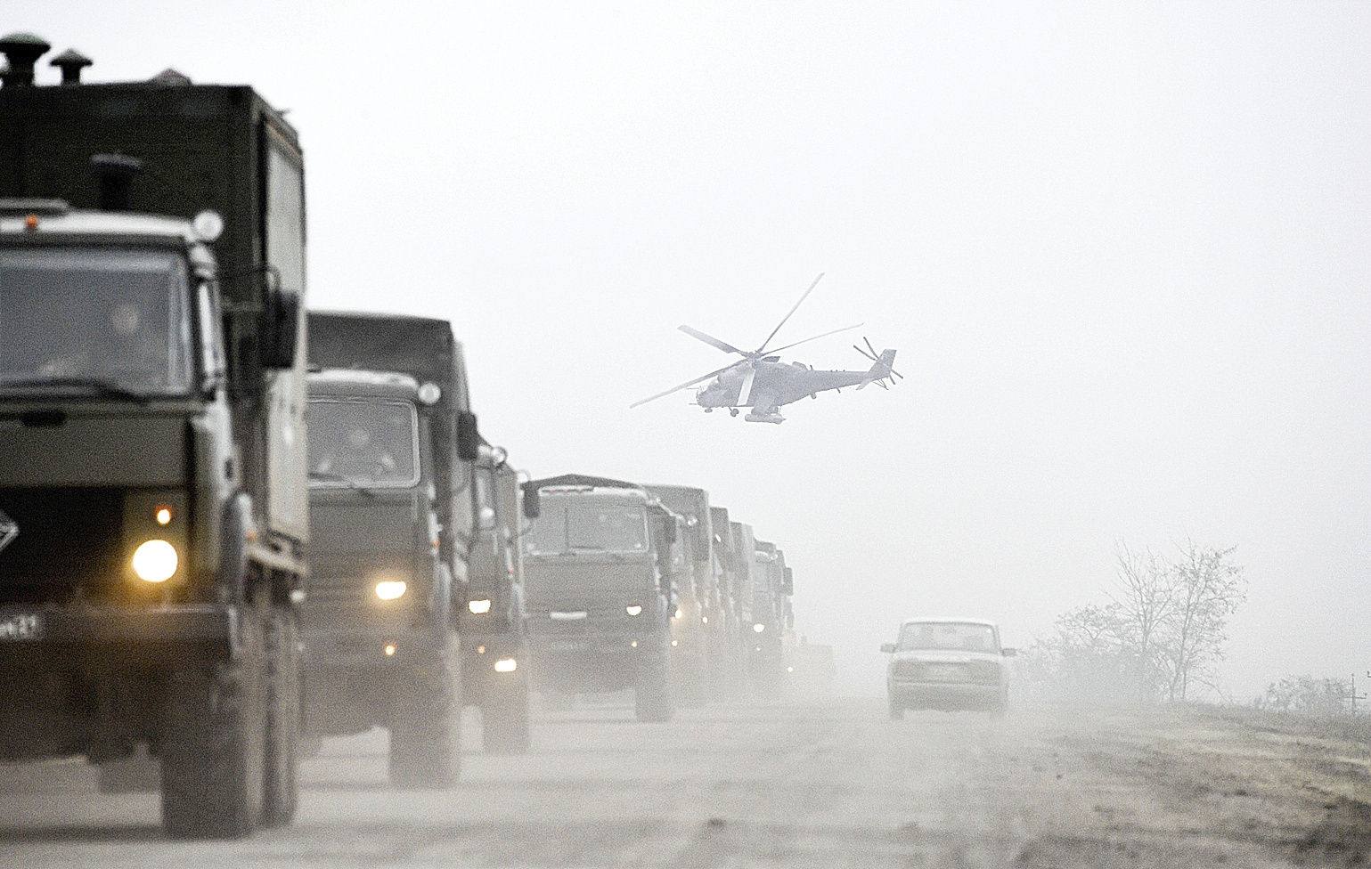 Vehculos pesados y helicpteros militares rusos en Armyansk, en el norte de Crimea.