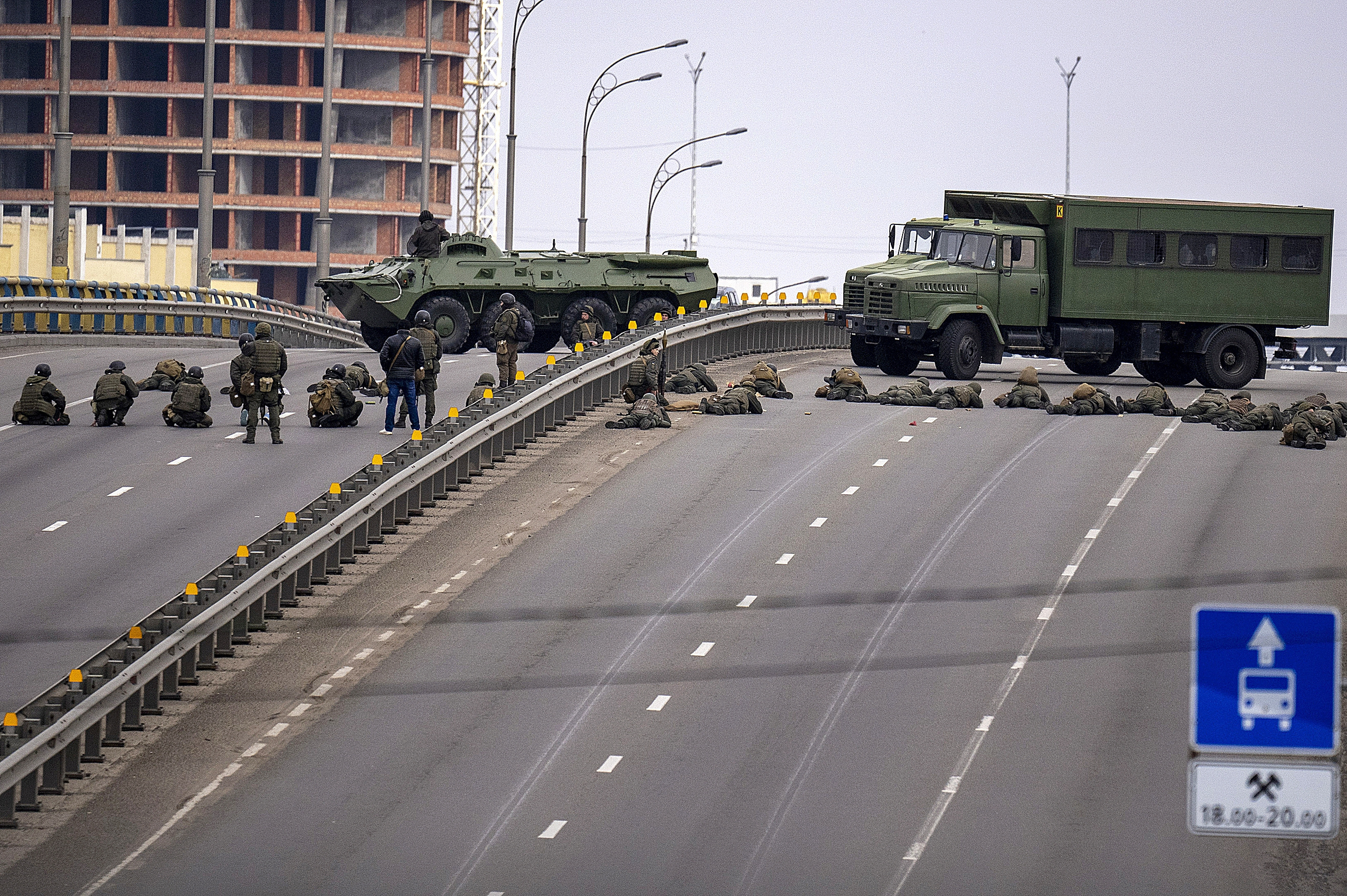 Soldados ucranianos, en un puente ante el avance de tropas en Kiev.