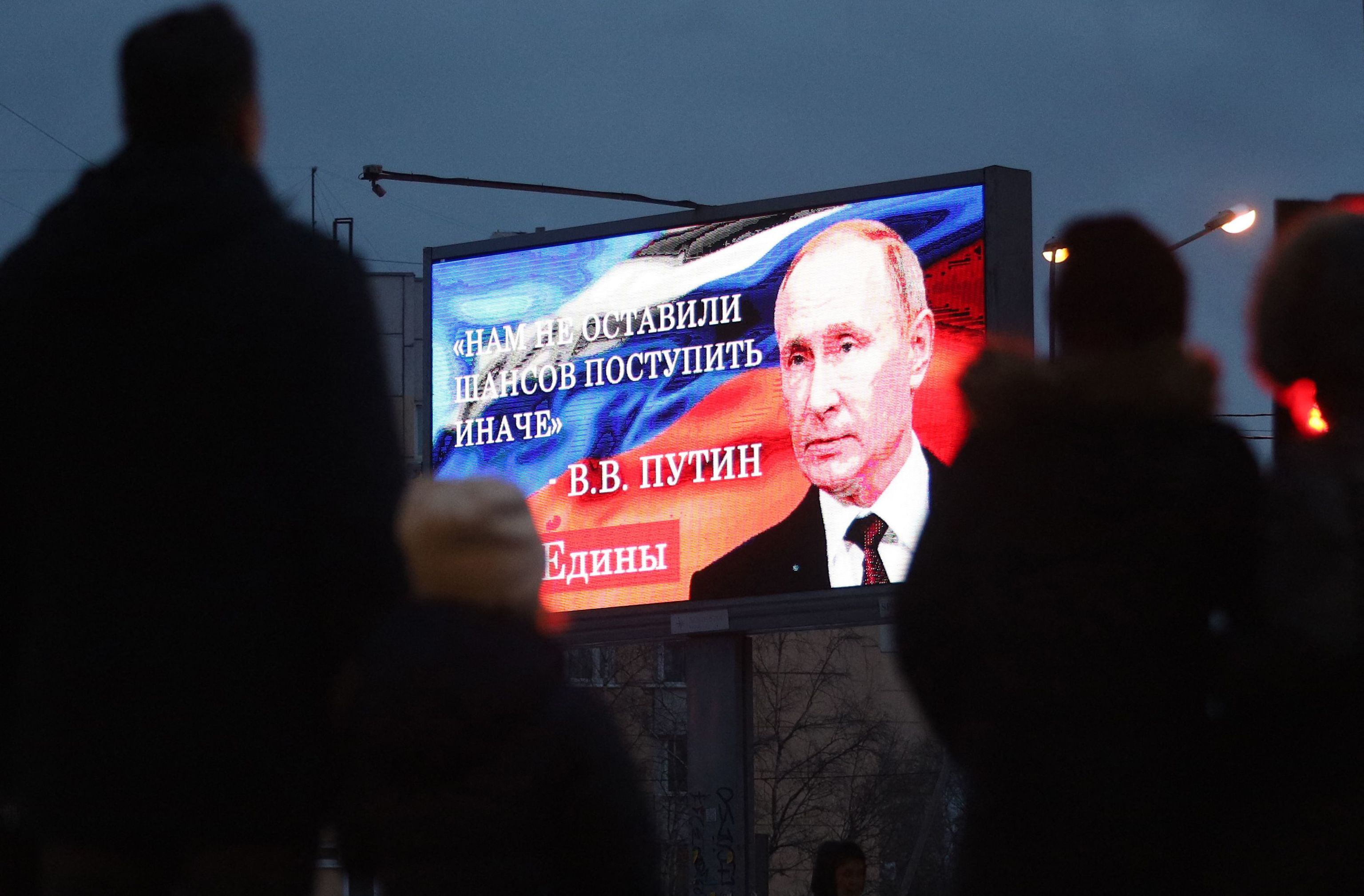 Cartel con la cara de Vladimir Putin en San Petesburgo.