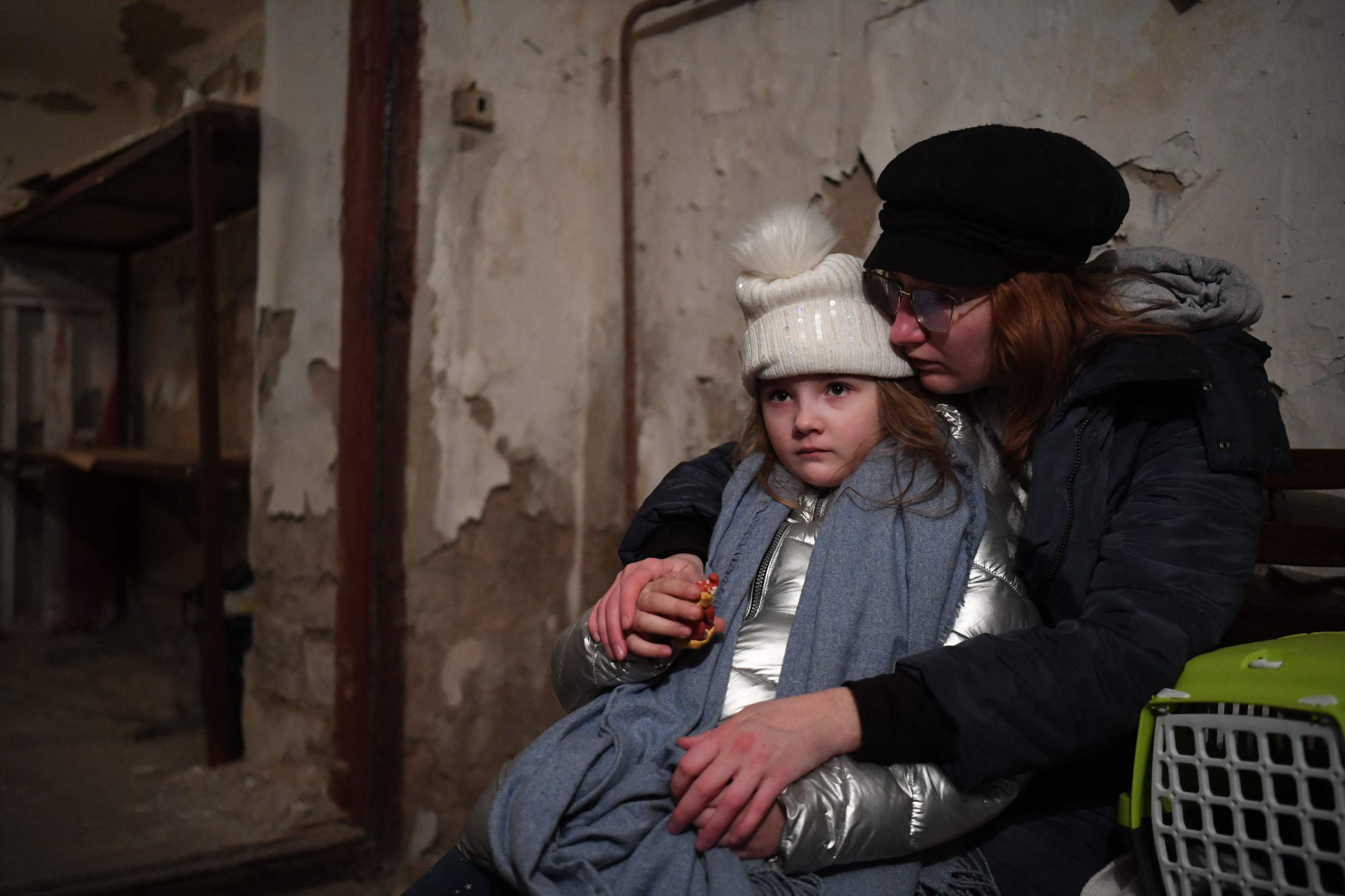 Helga Tarasova consuela a su hija Kira Shapovalova mientras esperan en un refugio en Kiev.