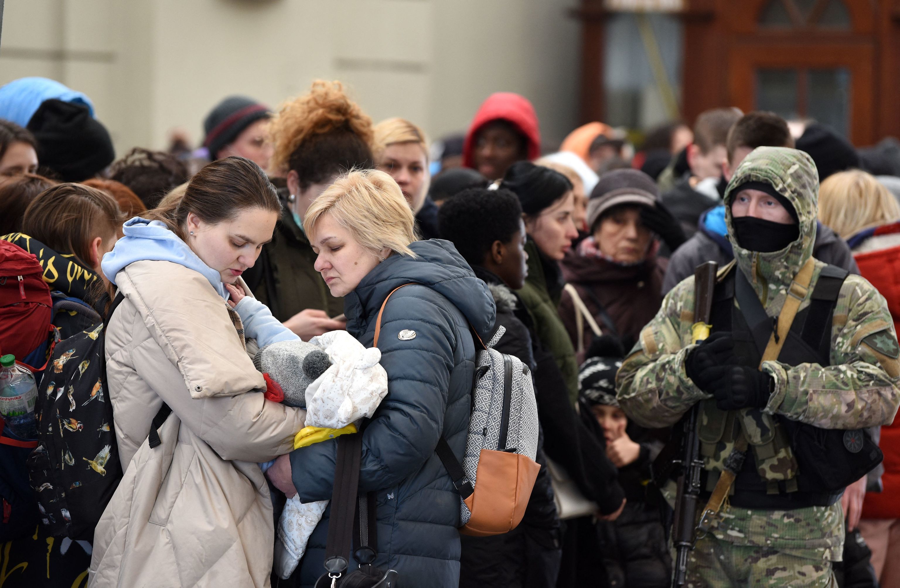 La gente espera un tren a Polonia en la estacin de tren de la ciudad occidental ucraniana de Lviv.