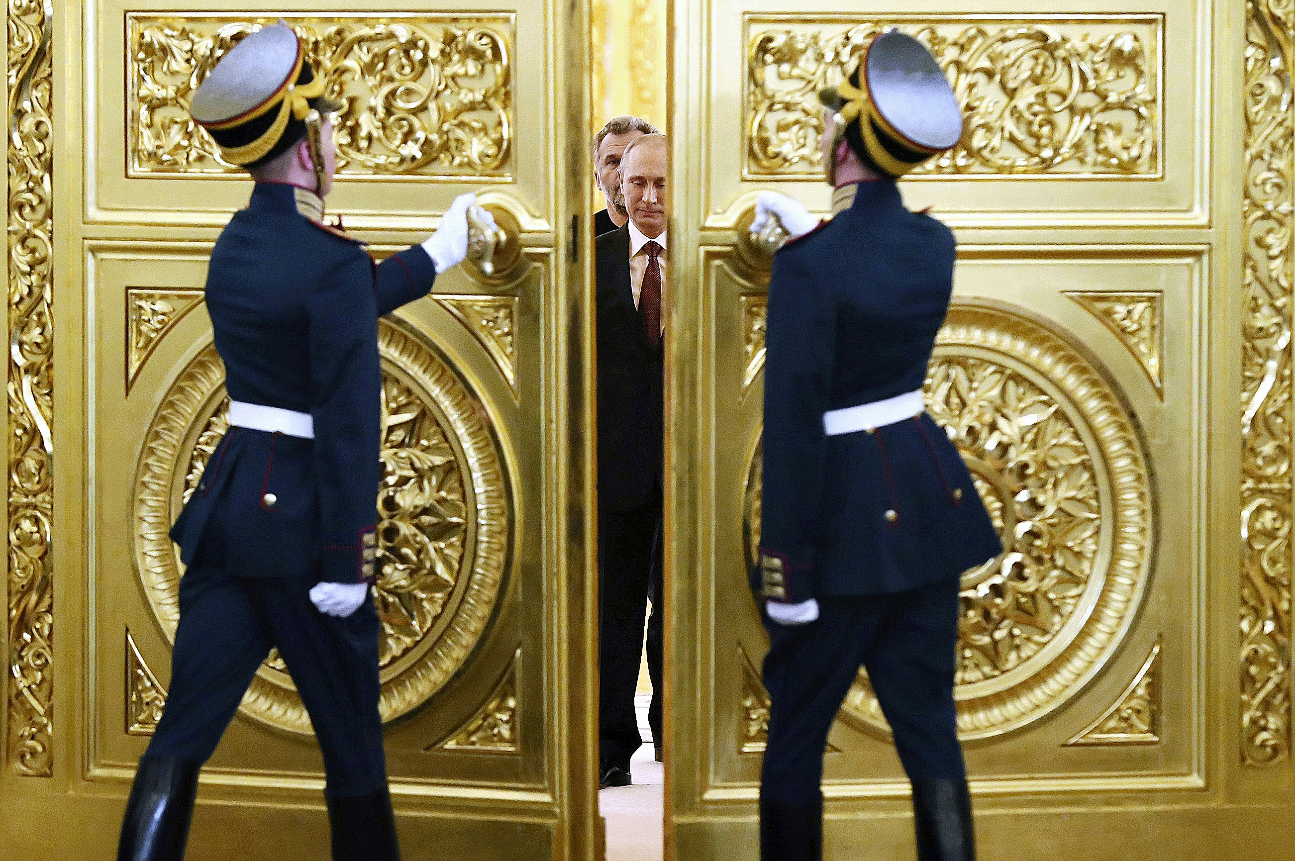 Vladimir Putin entra en una sala del Kremlin.