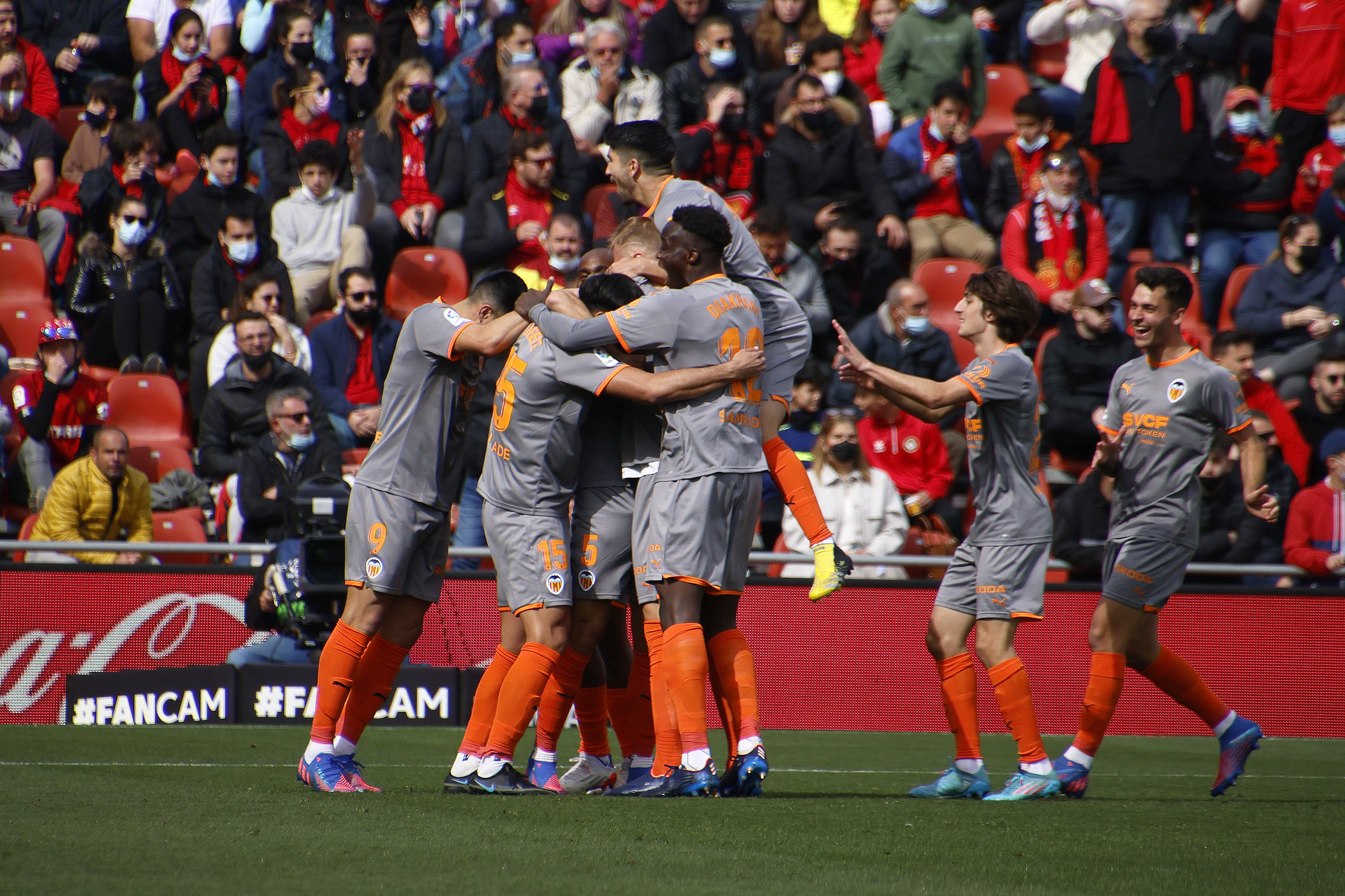 Valencia players congratulate Paulista for his goal in Mallorca.