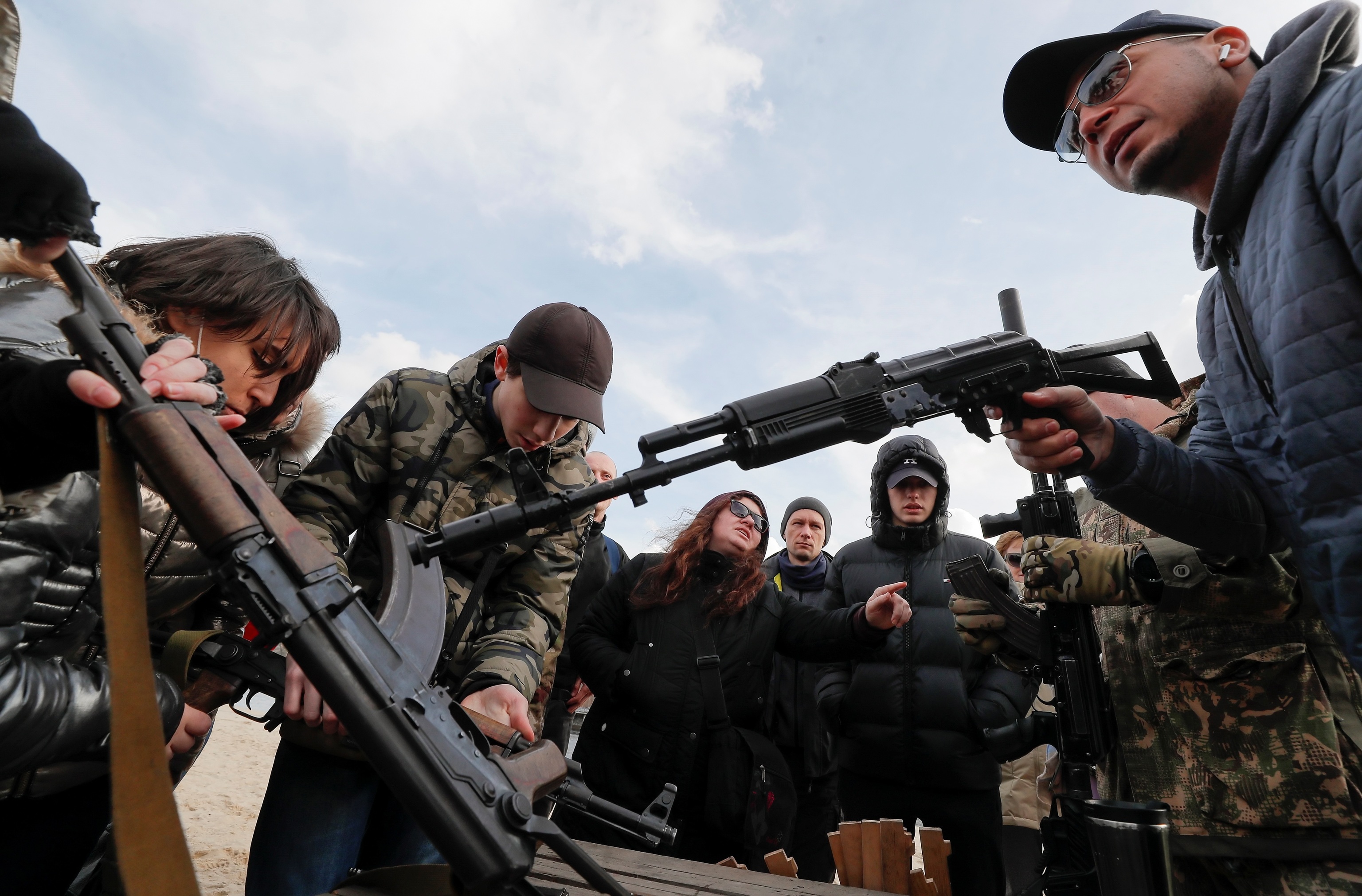 Civiles ucranianos reciben instrucciones para el uso de armas, en Kiev.