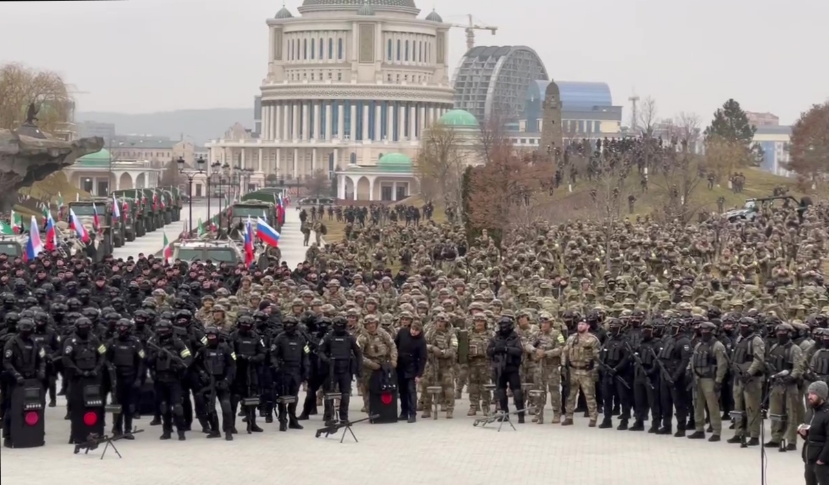 Kadyrov revisa a sus tropas , concentradas en el centro de Grozni, antes de partir a Ucrania.