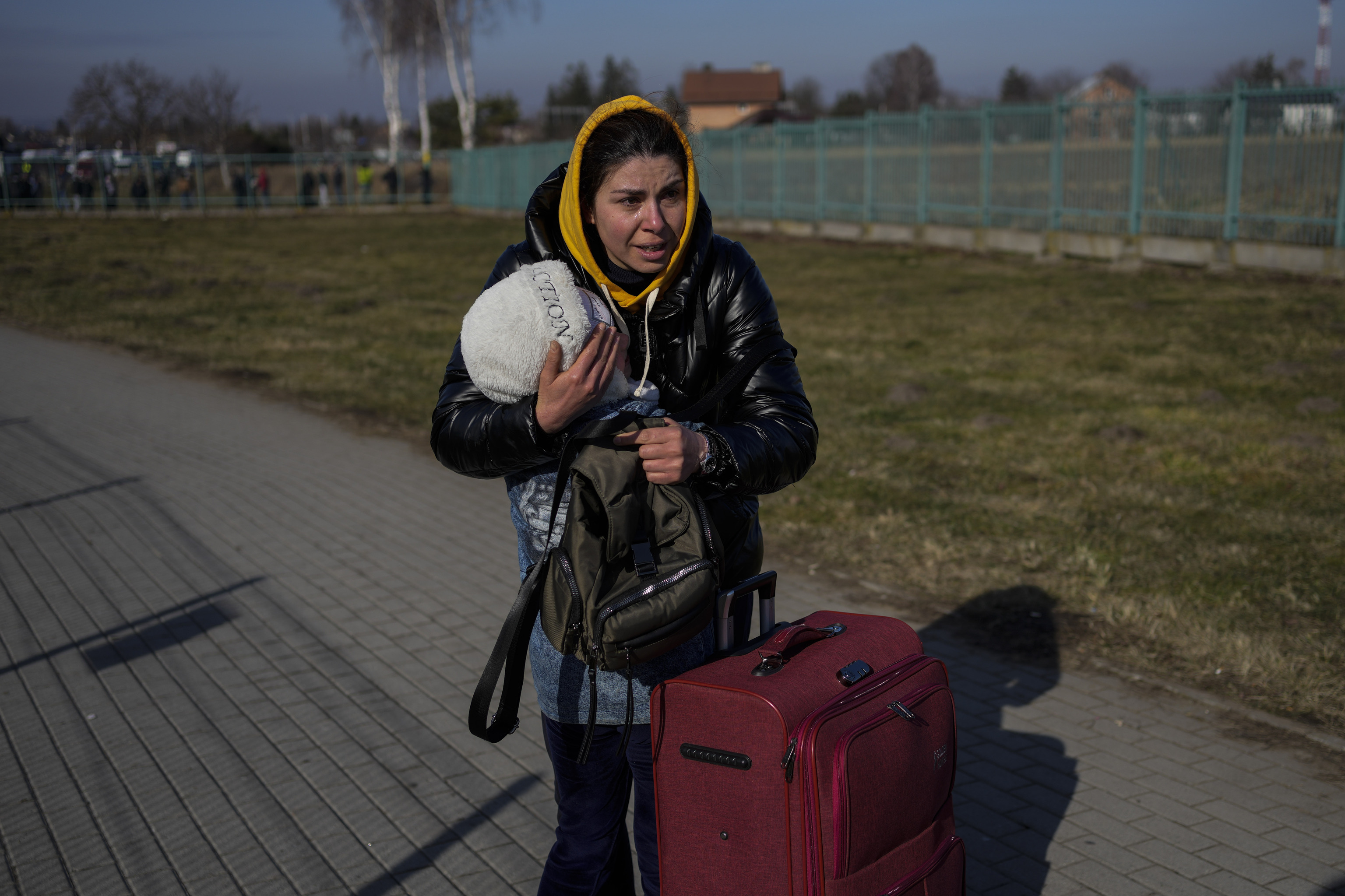 Una mujer ucraniana llega al cruce fronterizo de Medyka, en Medyka, Polonia.