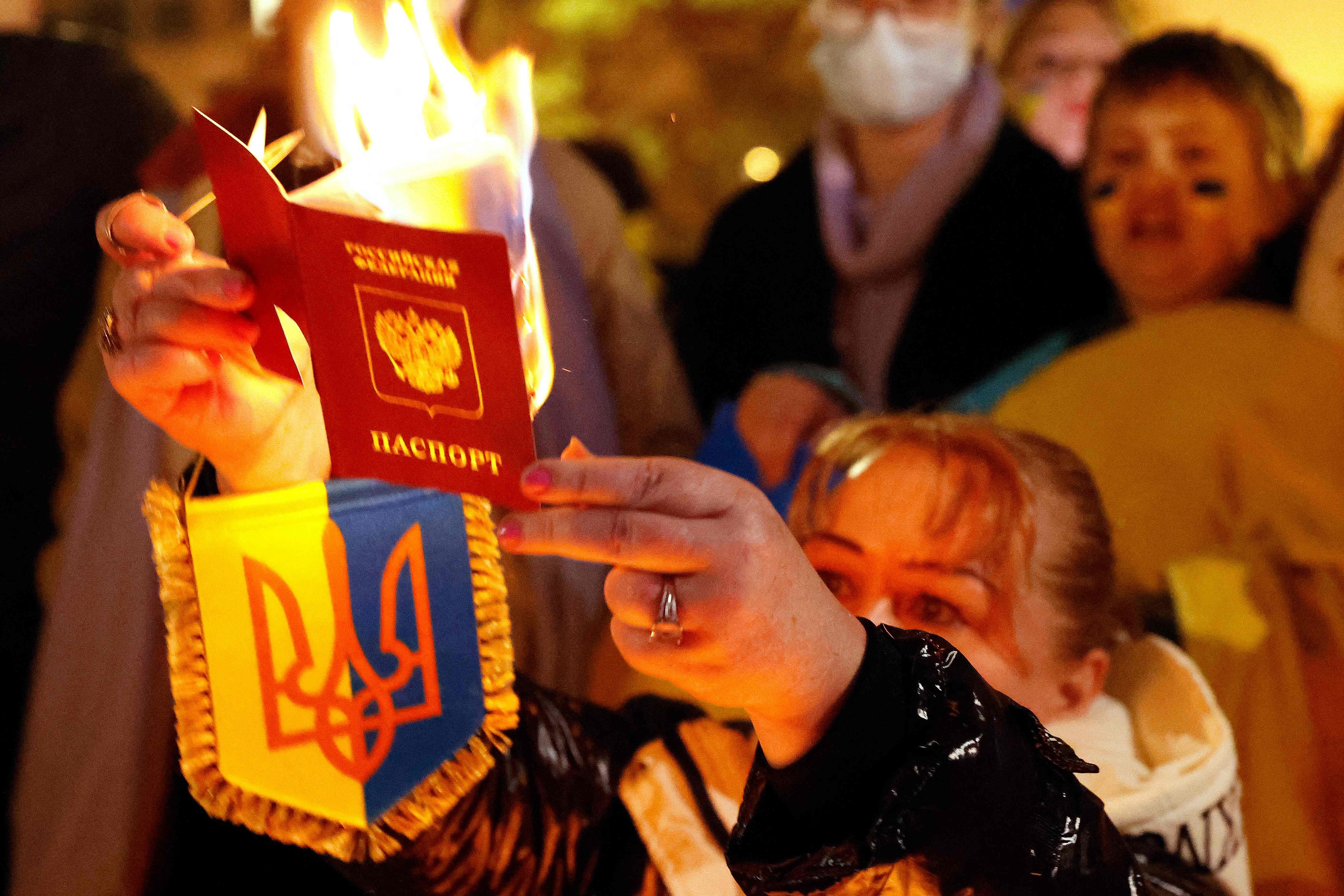 Un manifestante quema un pasaporte ruso durante una protesta en Tel Aviv.