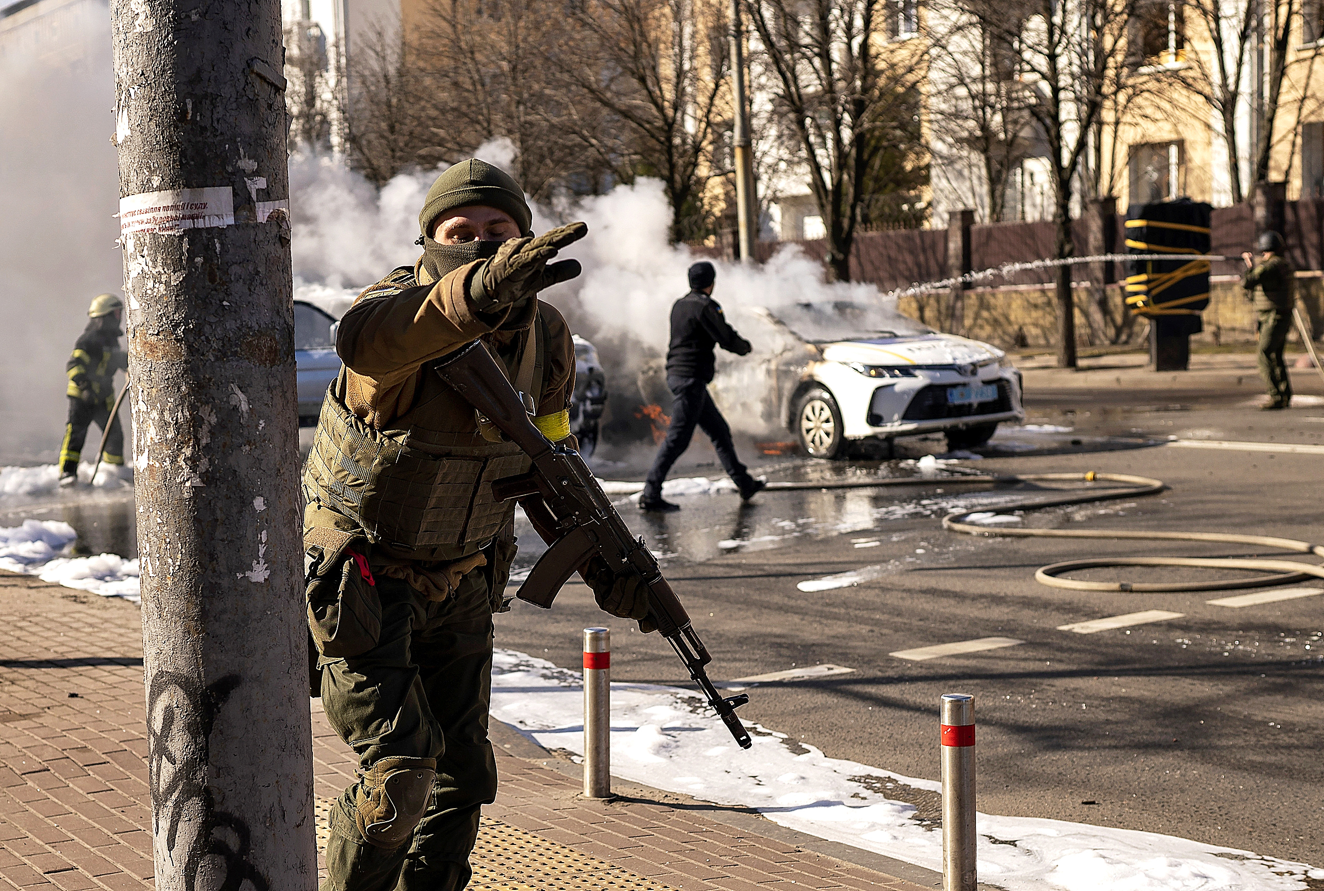 Soldados ucranianos toman posiciones en una base militar de Kiev.