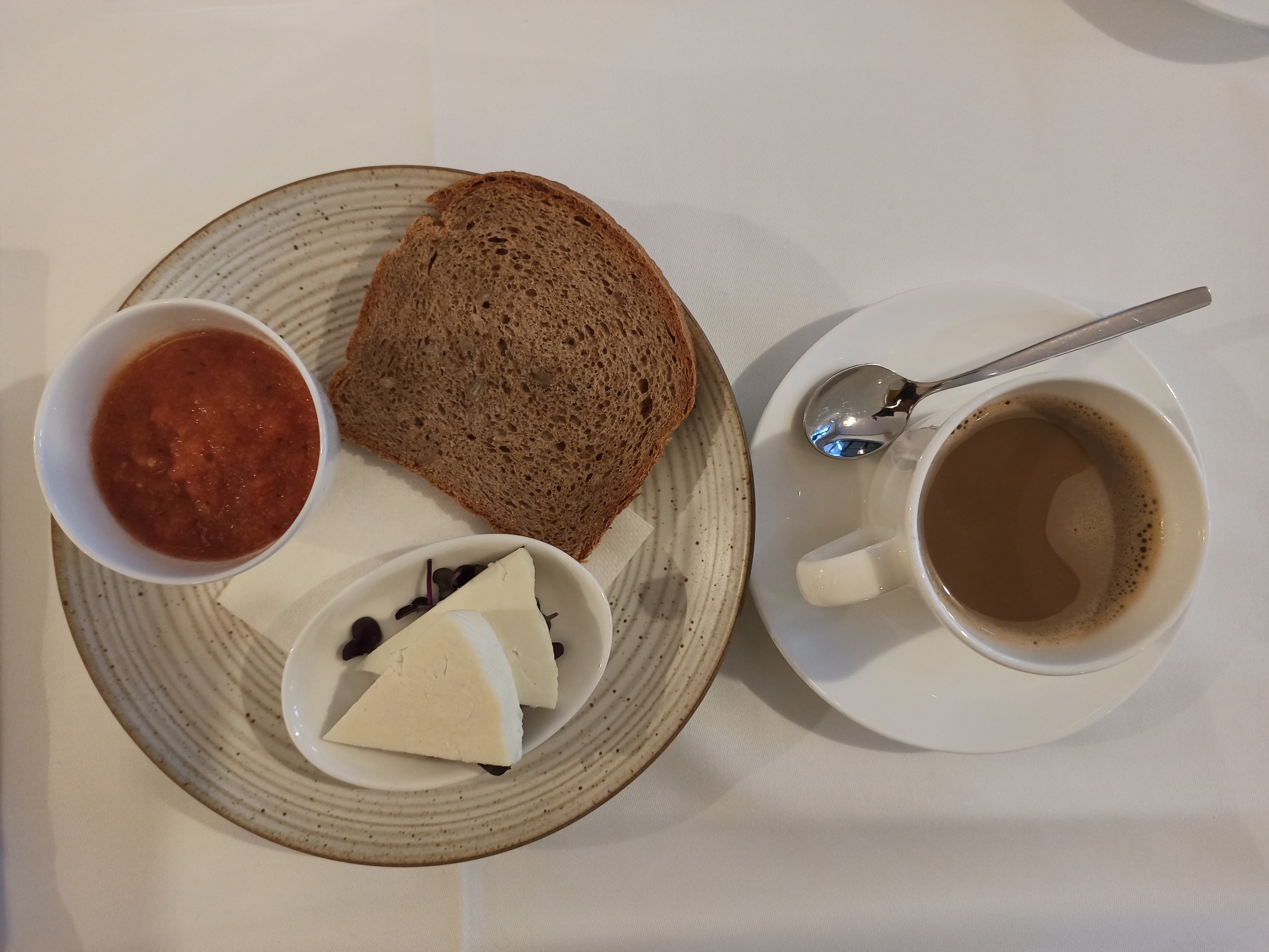 Un ejemplo de desayuno: tomate rallado, queso fresco, pan y café con leche