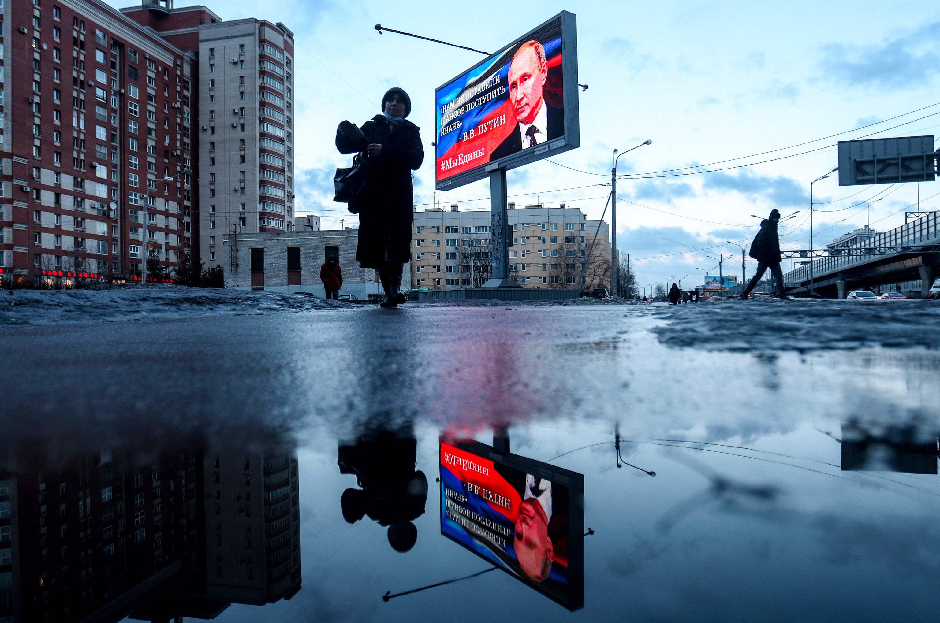 Cartel en San Petersburgo que dice: "No tuvimos otra opción que actuar de manera diferente".