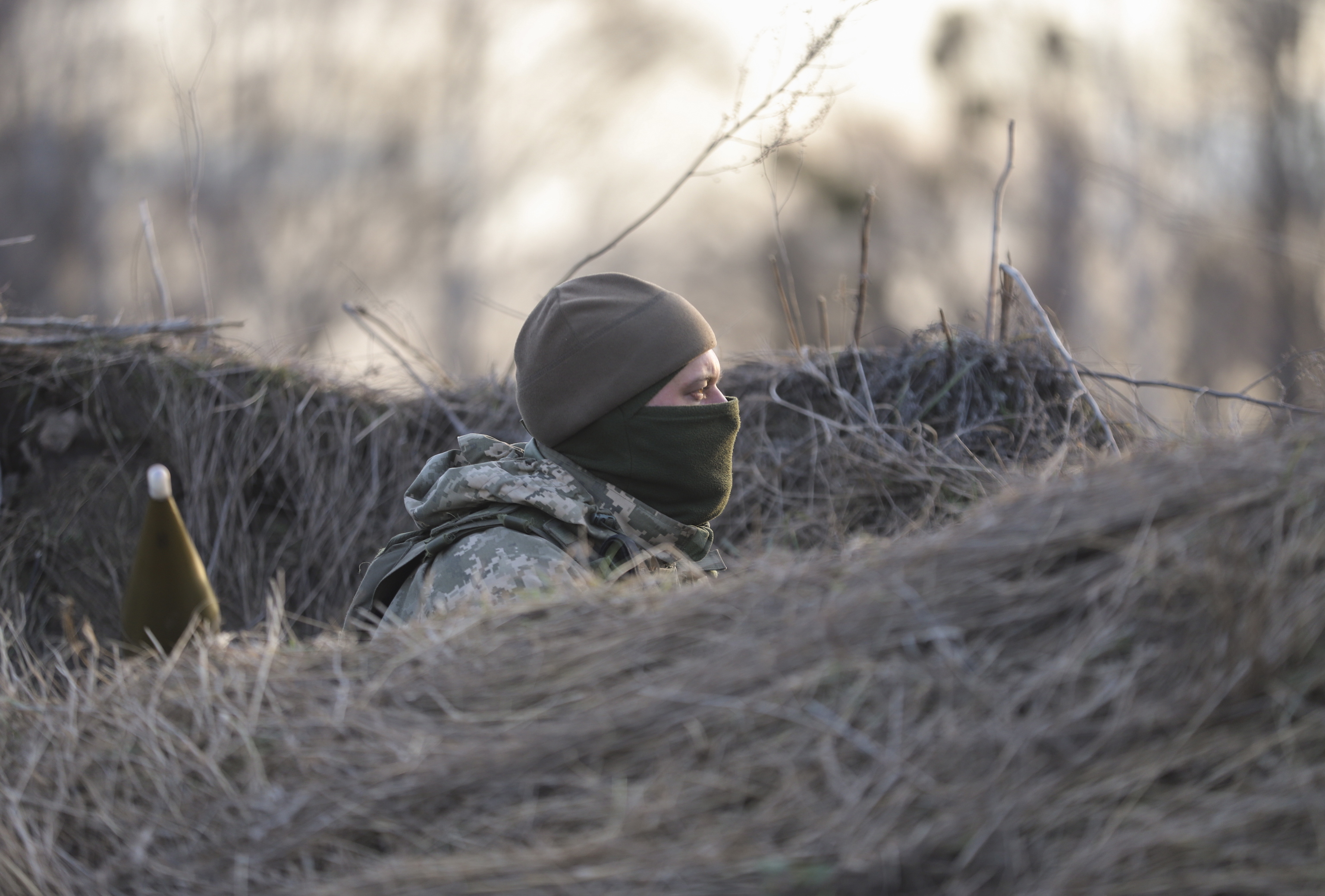 lt;HIT gt;Kiev lt;/HIT gt; (Ukraine), 26/02/2022.- A Ukrainian serviceman takes up position to defend near of  lt;HIT gt;Kiev lt;/HIT gt;, Ukraine, 26 February 2022. Russian troops launched a major military operation on Ukraine on 24 February, after weeks of intense diplomacy and the imposition of Western sanctions on Russia aimed at preventing an armed conflict in Ukraine. (Atentado, Rusia, Ucrania) EFE/EPA/ALISA YAKUBOVYCH