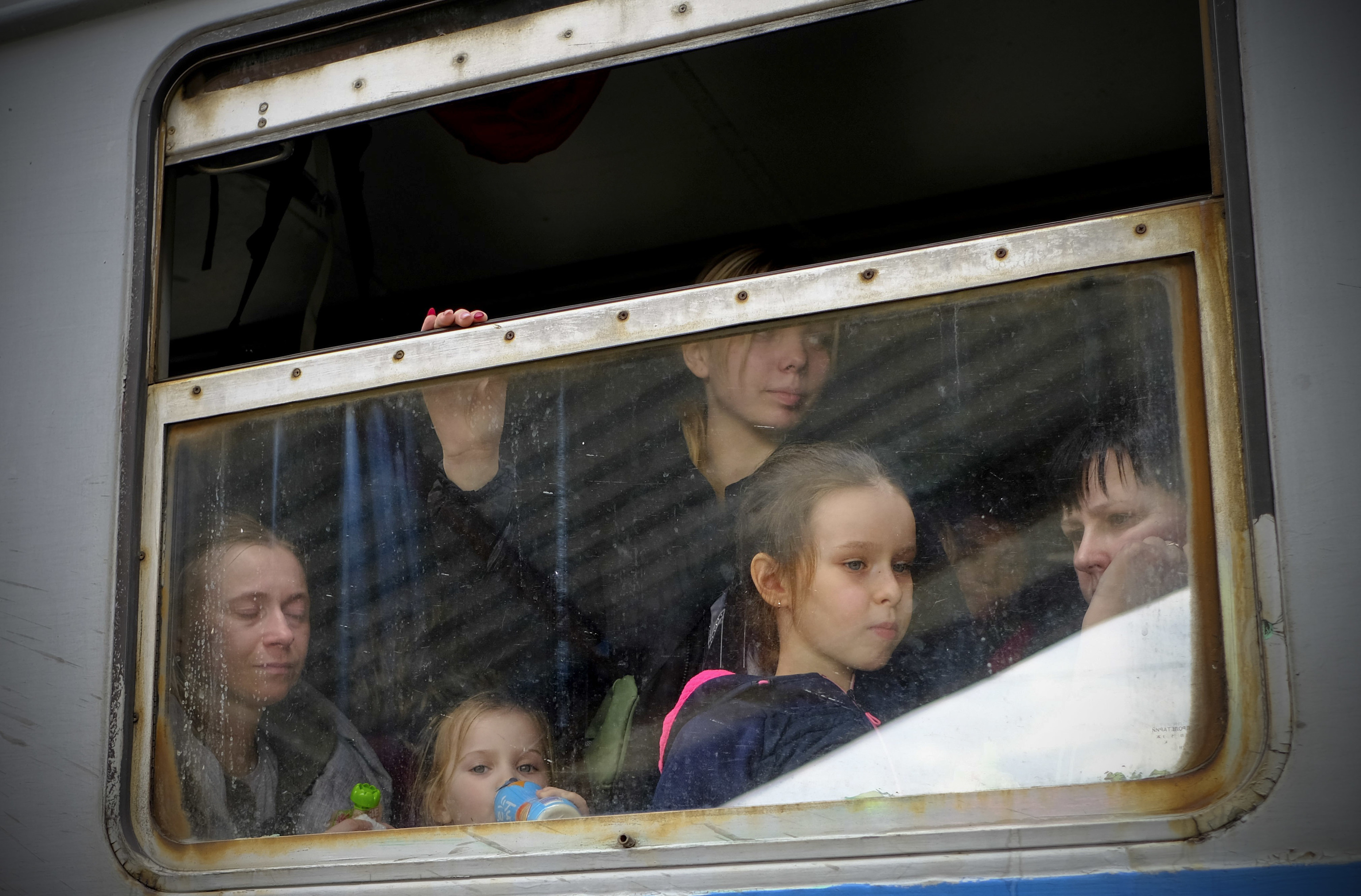 Refugiadas ucranianas con sus hijos llegan en tren a la estacin de Przemysl (Polonia)