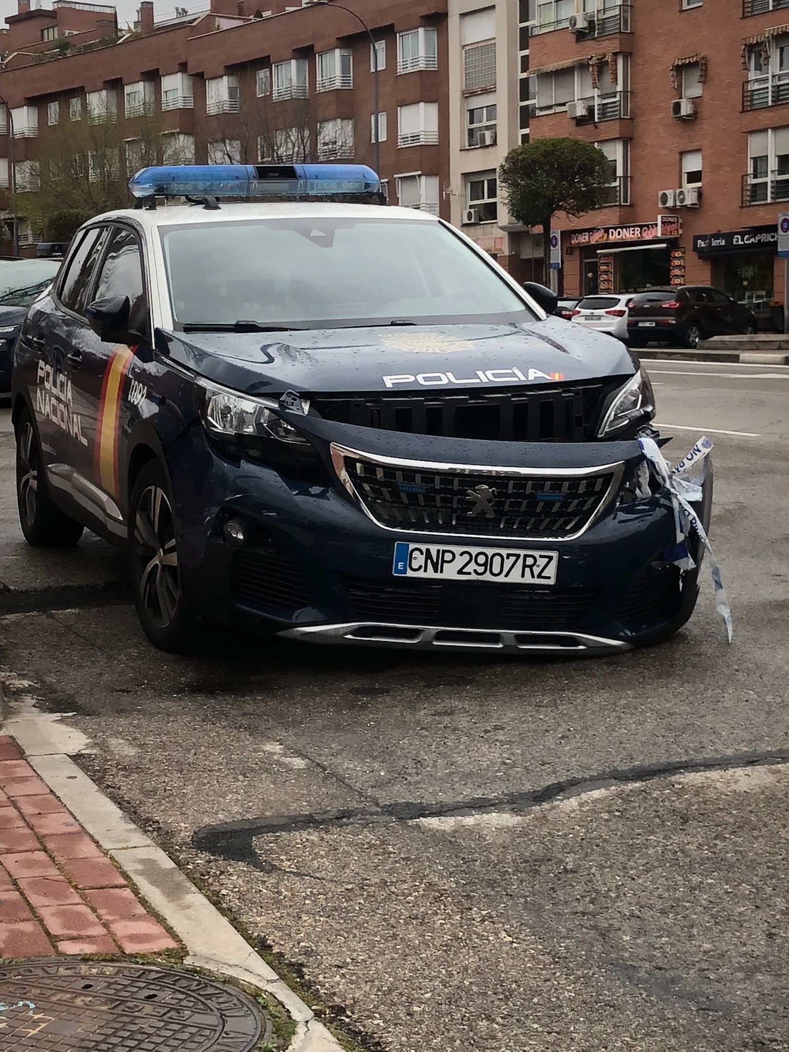 Uno de los coches de Polica accidentado tras la persecucin policial.