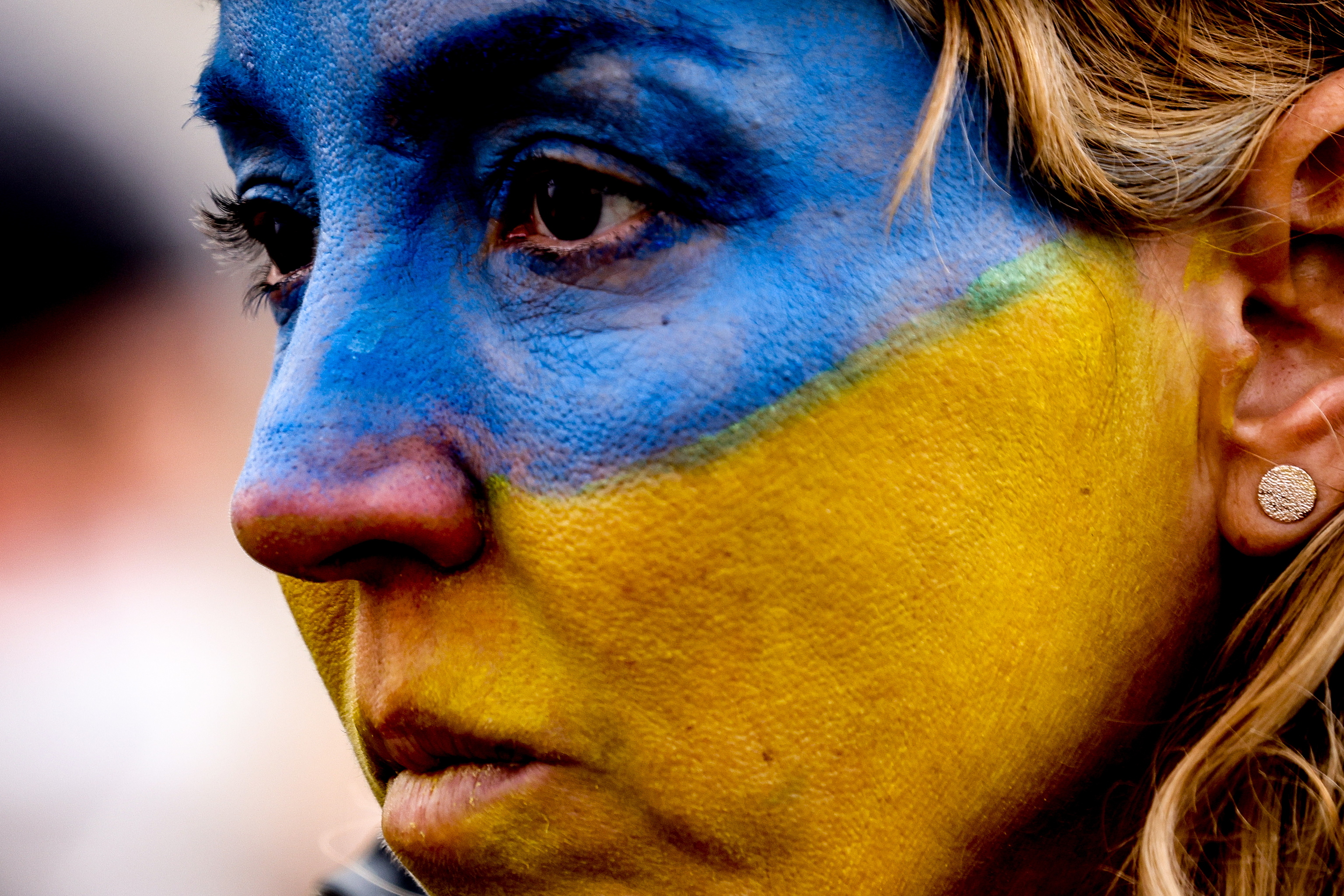 Una mujer con el rostro pintado de la bandera ucraniana participa en una protesta este domingo en Berln en contra de la guerra en  Ucrania.