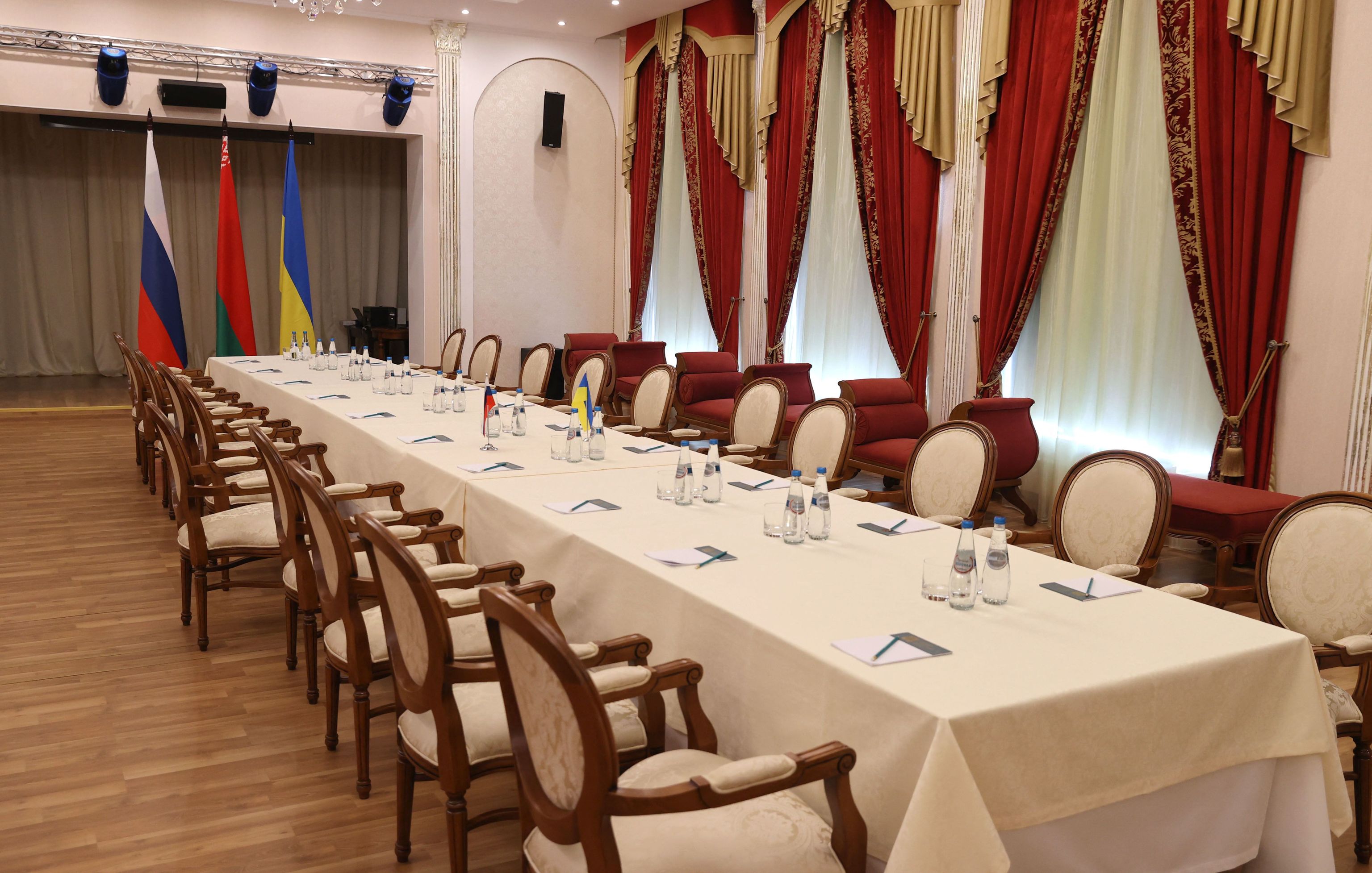 Sala de negociación entre Rusia y Ucrania, en la región bielorrusa del Gomel.