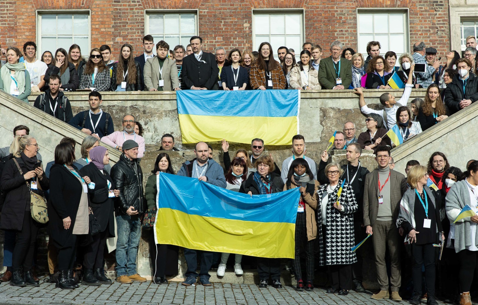 Los ciudadanos de la CoFoE con la bandera ucraniana en Dubln.