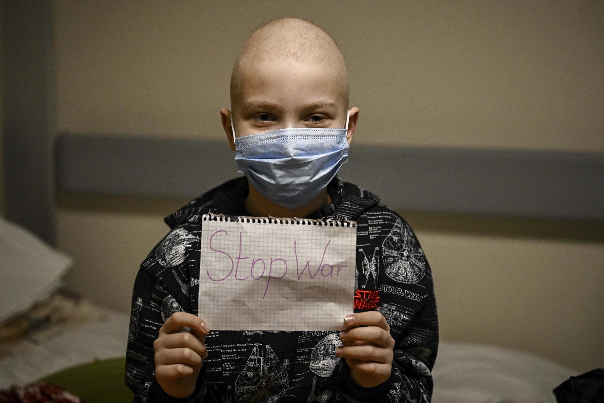 Un niño ingresado en un hospital oncológico de Kiev pide el fin de la guerra