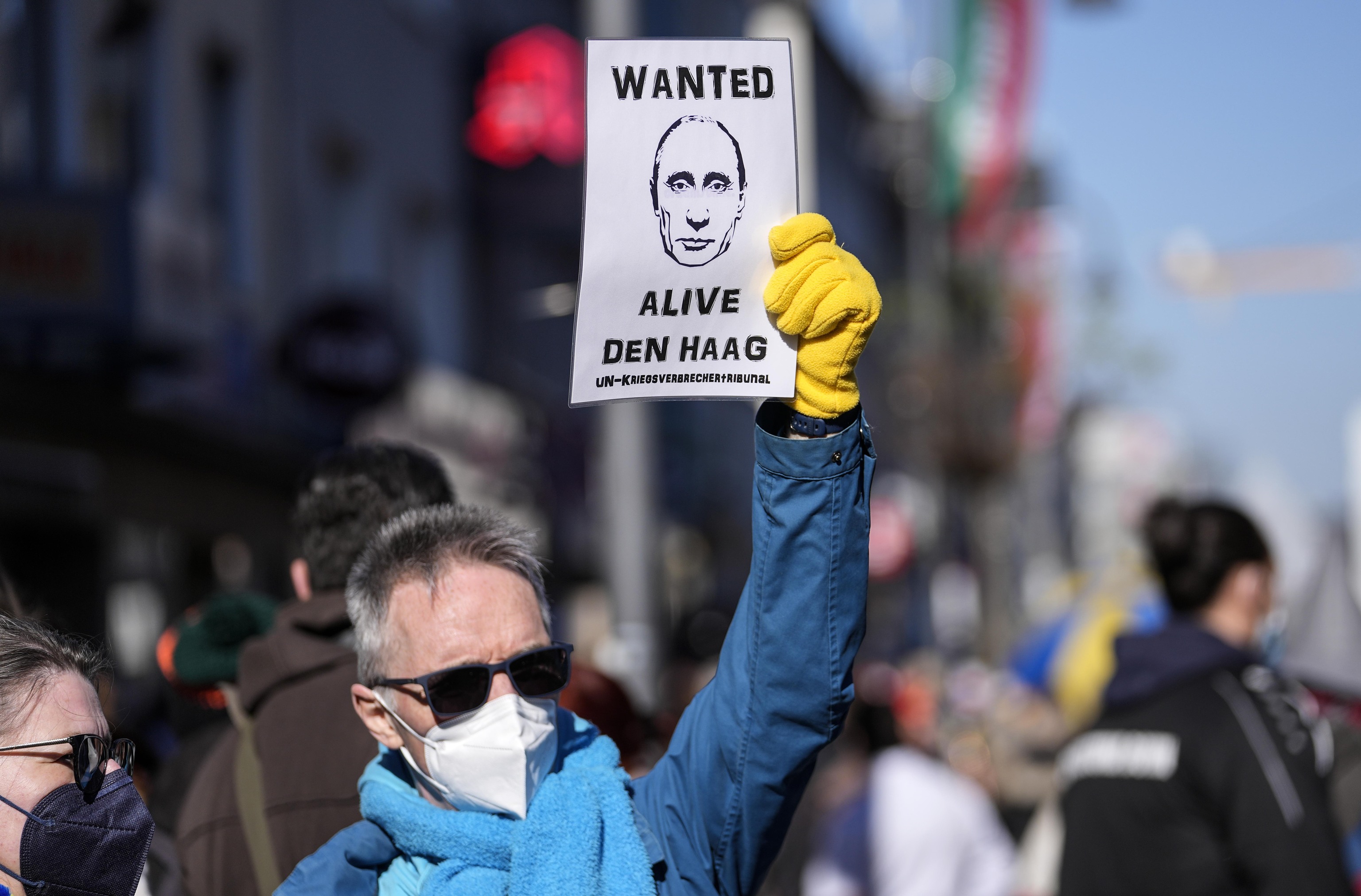 Un hombre en Colonia, Alemania, durante una manifestación contra la guerra en Ucrania.