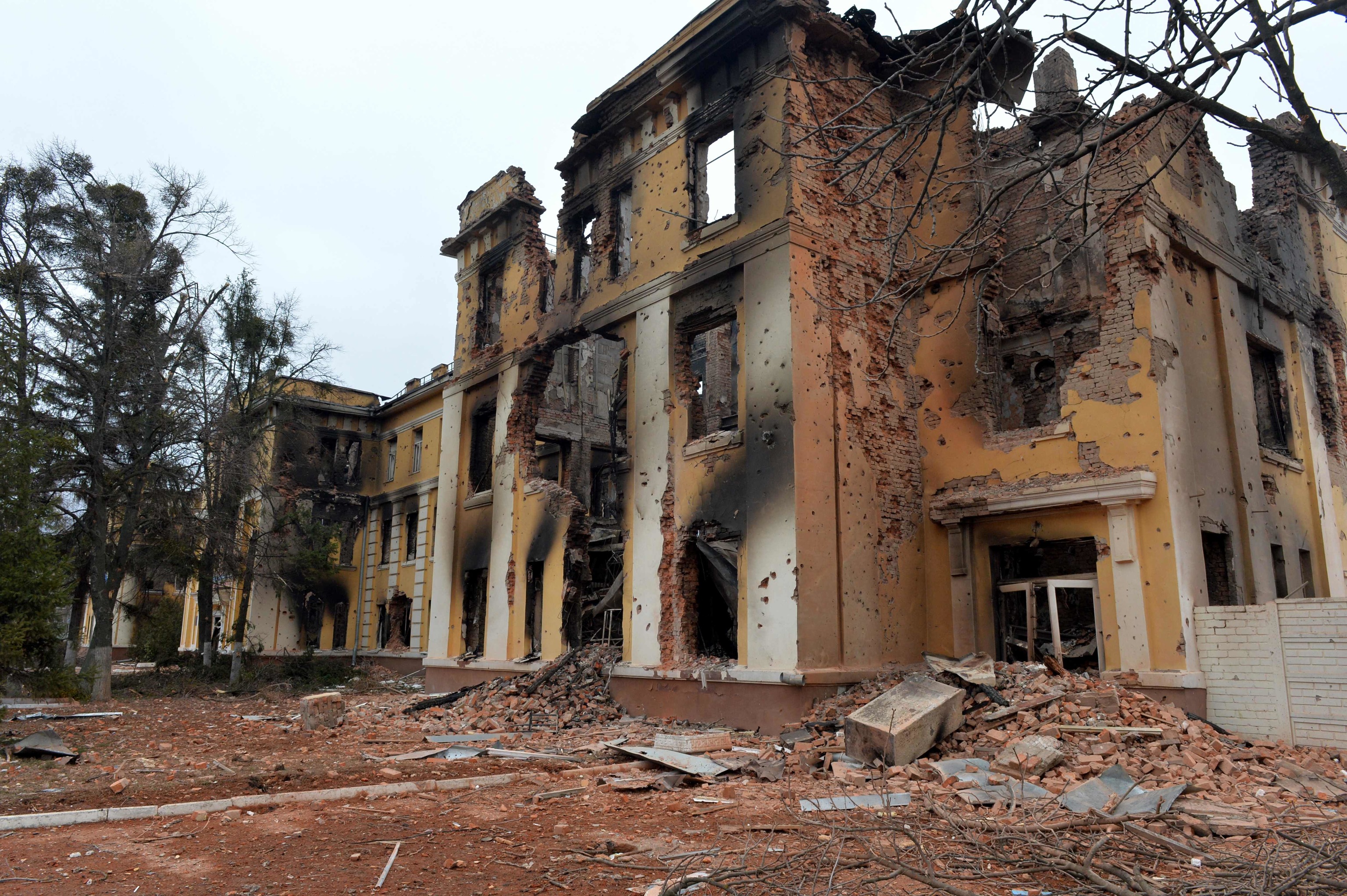 Una escuela destruda en Jarkov, la segunda ciudad de Ucrania