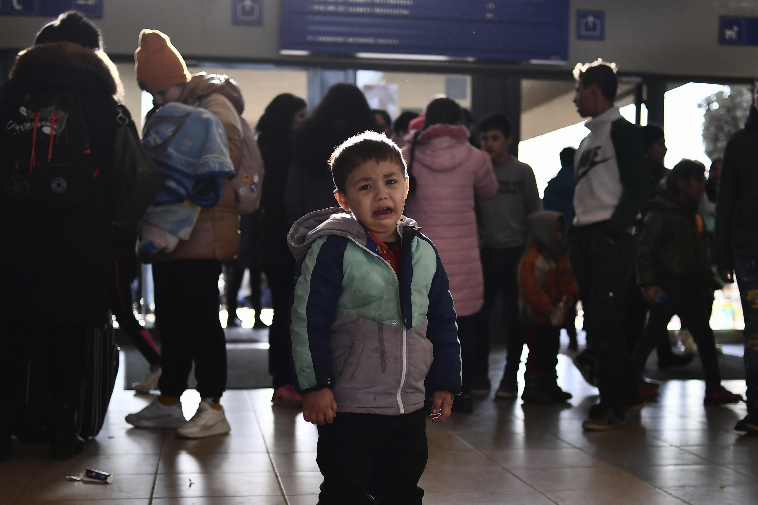 Un nio refugiado procedente de Ucrania, a su llegada a Hungra.