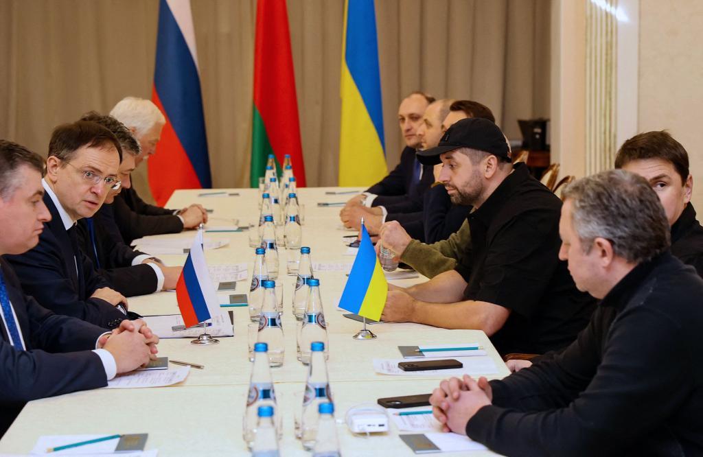 Miembros de delegaciones de Ucrania y Rusia, en Gomel.