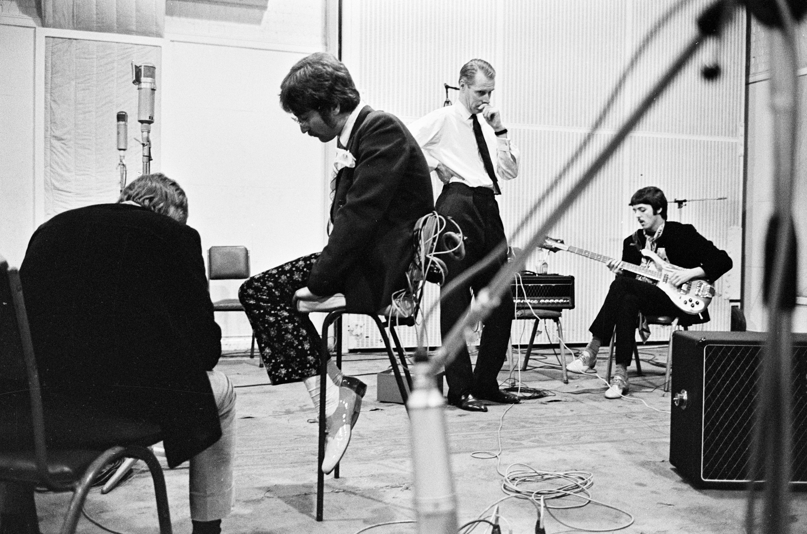 Los Beatles con George Martin, en Abbey Road, en 1967.