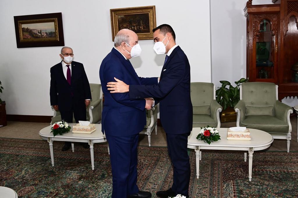 El presidente argelino Abdelmadjid Tebboune y el ministro de Exteriores de Italia, Luigi di Maio, este lunes en viaje exprés a Argel.