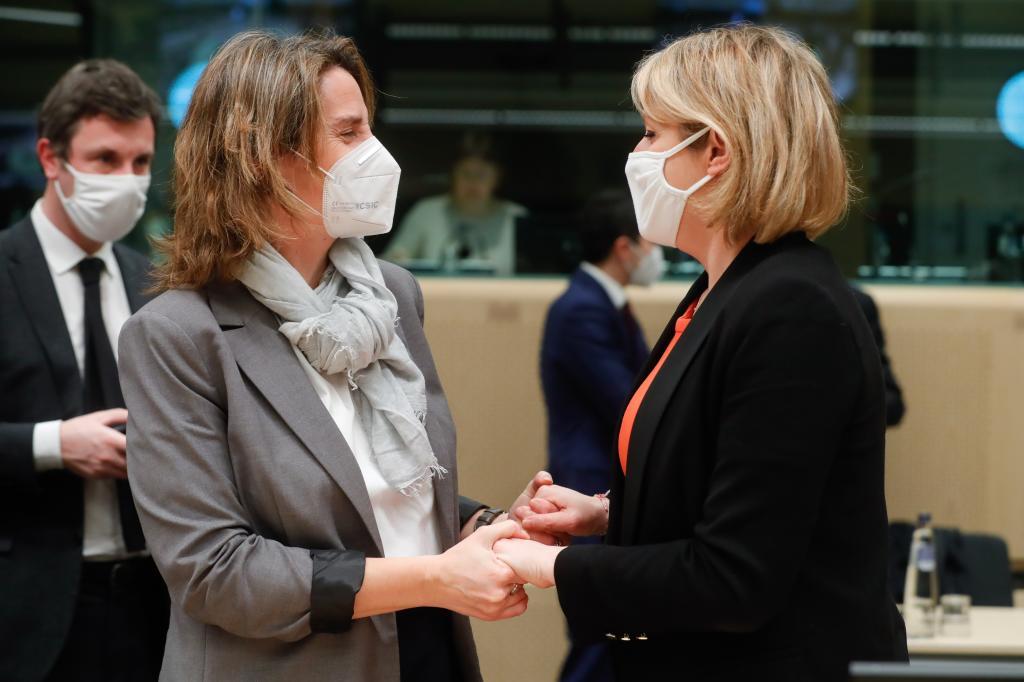Teresa Ribera y la ministra francesa de Transicin Ecolgica, Barbara Pompili, tras la reunin este lunes del Consejo Europeo de Energa.