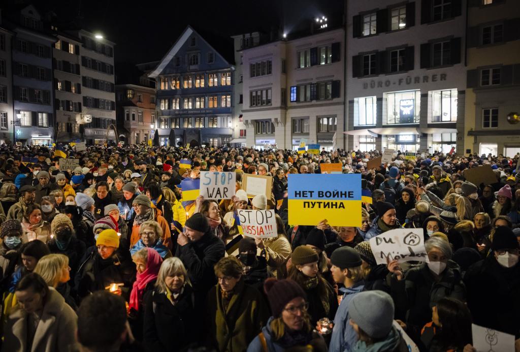 Una manifestacin de protesta contra la guerra en Ucrania en Zurich.