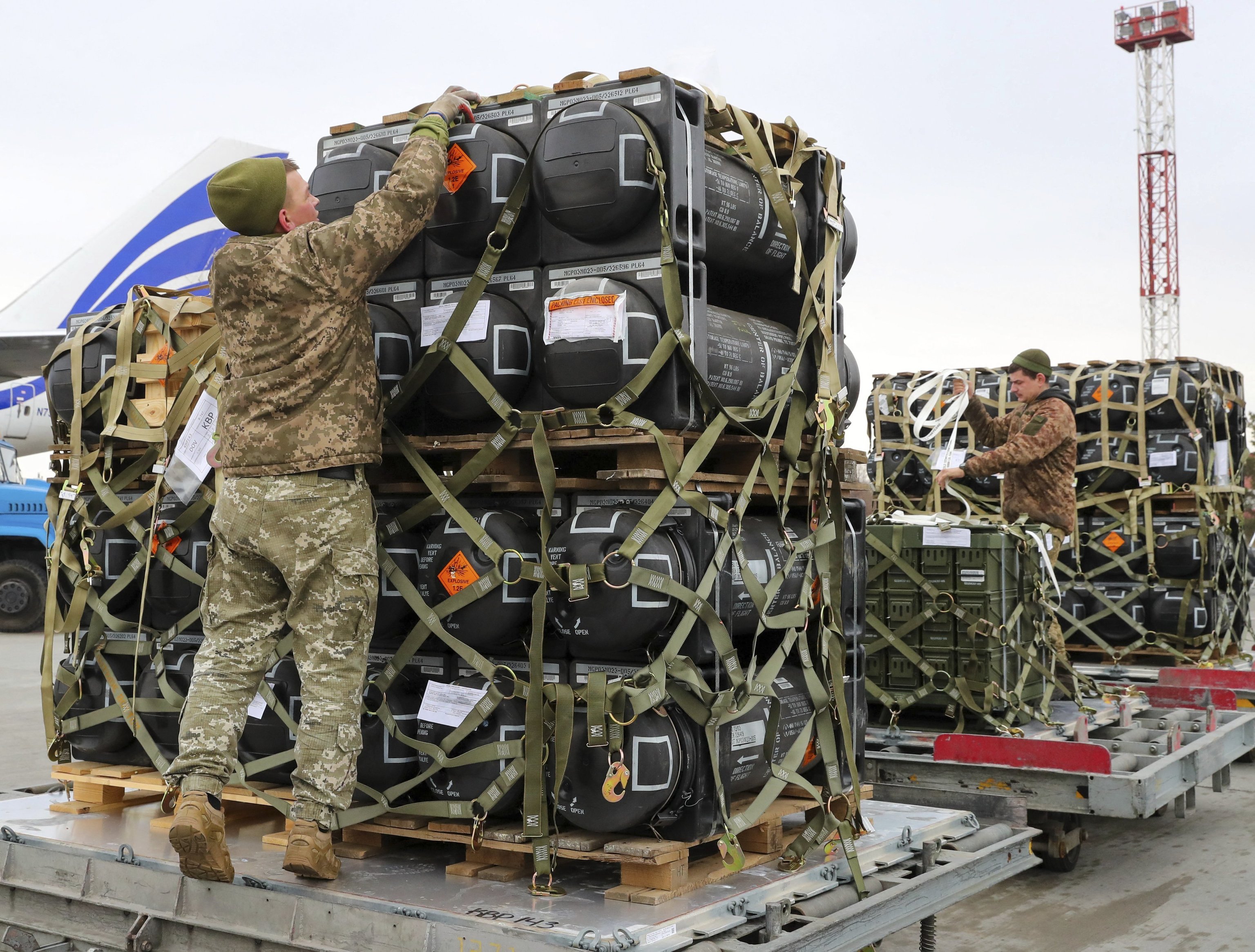 Militares ucranianos, realizando labores de apoyo logístico para recoger las ayudas militares internacionales.