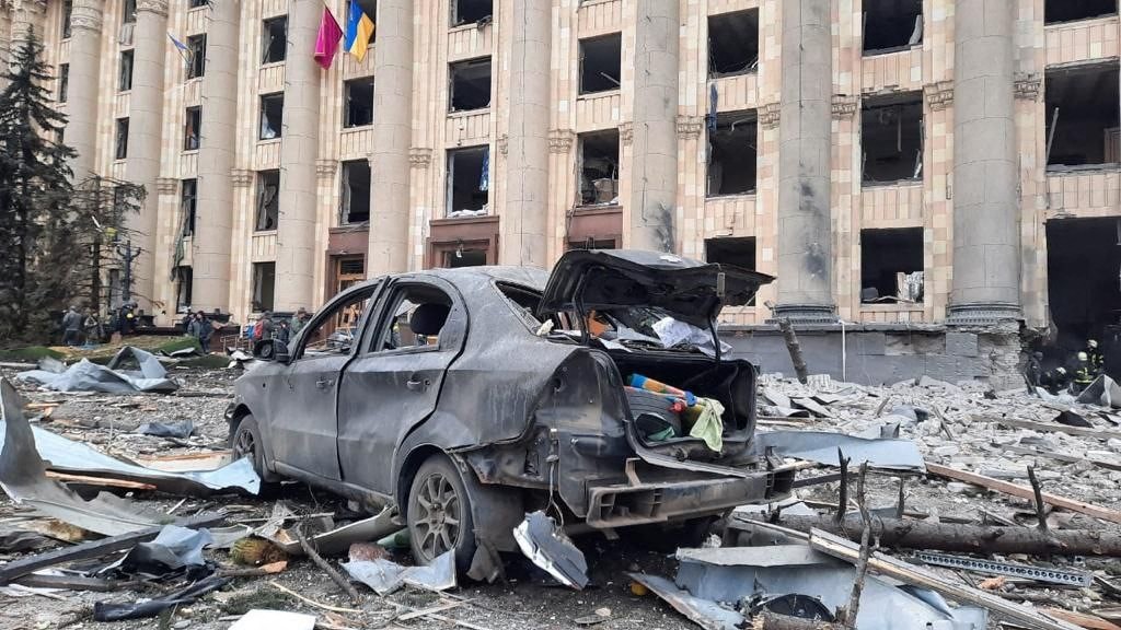 Edificios y coches destruidos por las bombas rusas en Jarkov.