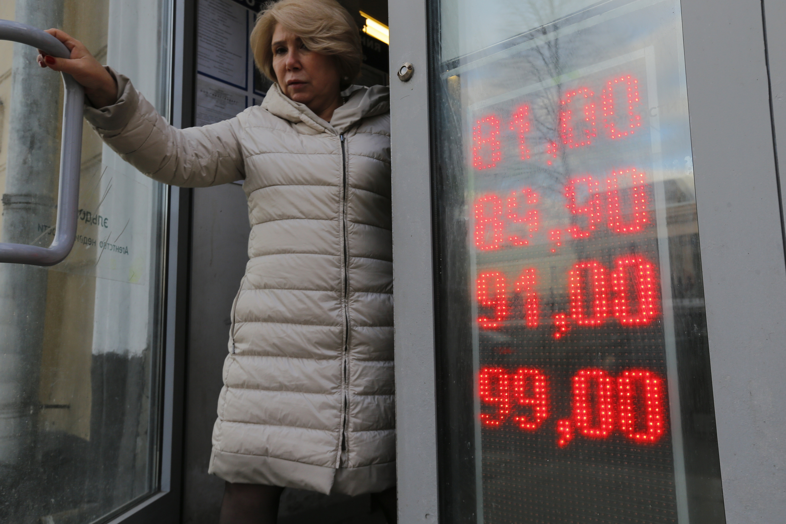 Una mujer en una casa de cambio en Mosc.