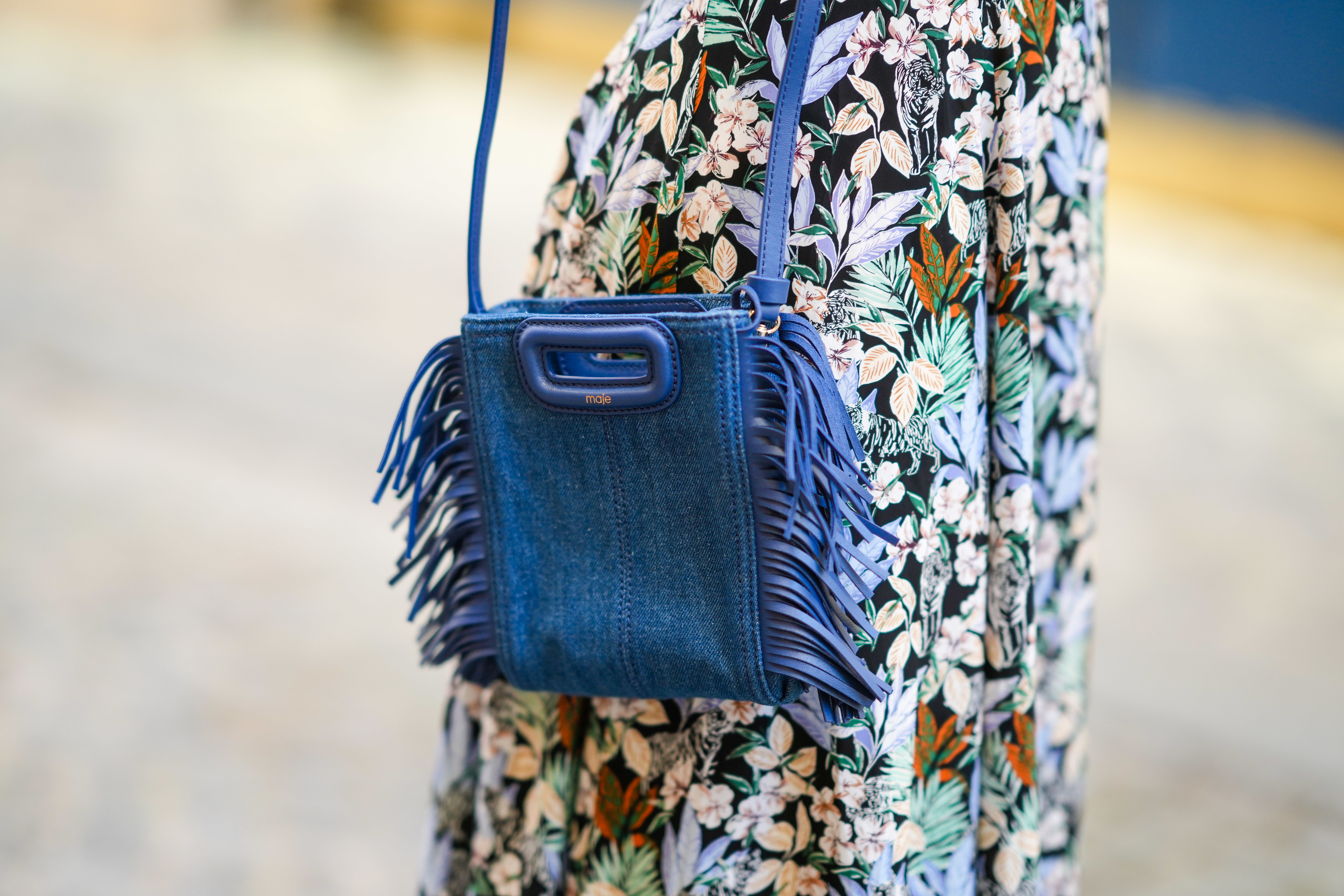 Este bolso con flecos de Maje se está convirtiendo en el favorito de que más saben de moda|Moda